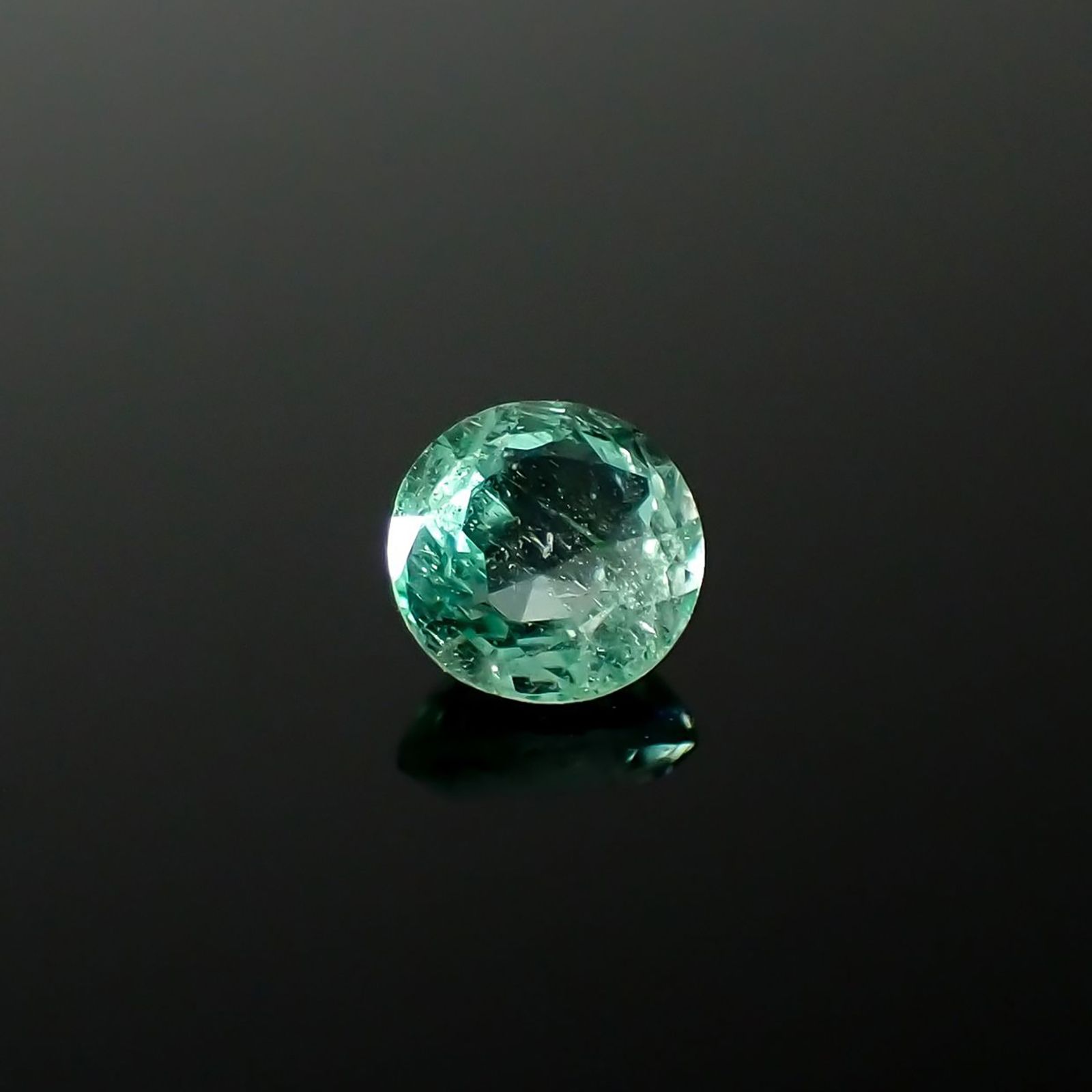 パステルカラーエメラルド コロンビア産 0.18ct / 3.5x3.5mm前後 [240225939]