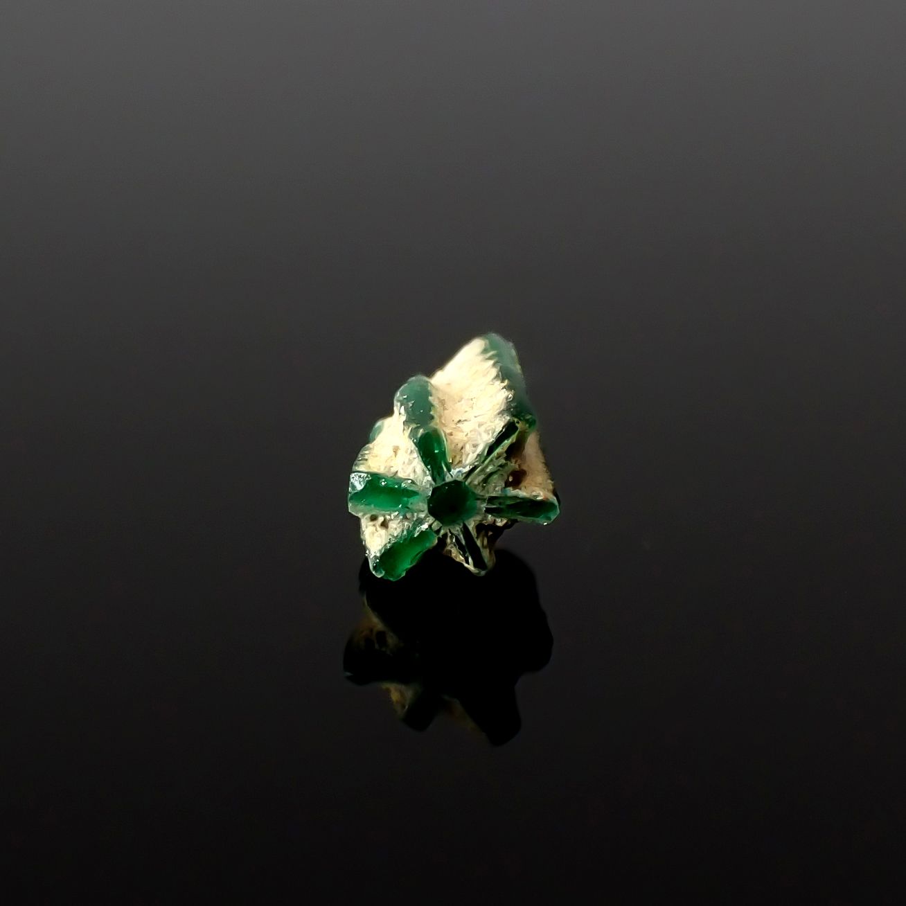 逆トラピッチェエメラルド 原石 コロンビア産 0.18ct[240627846]3.1x2.5mm前後