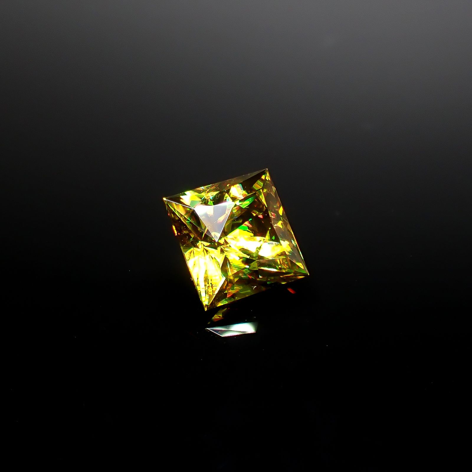スフェーン マダガスカル産 4.37ct [250630570]8.9x8.8mm前後