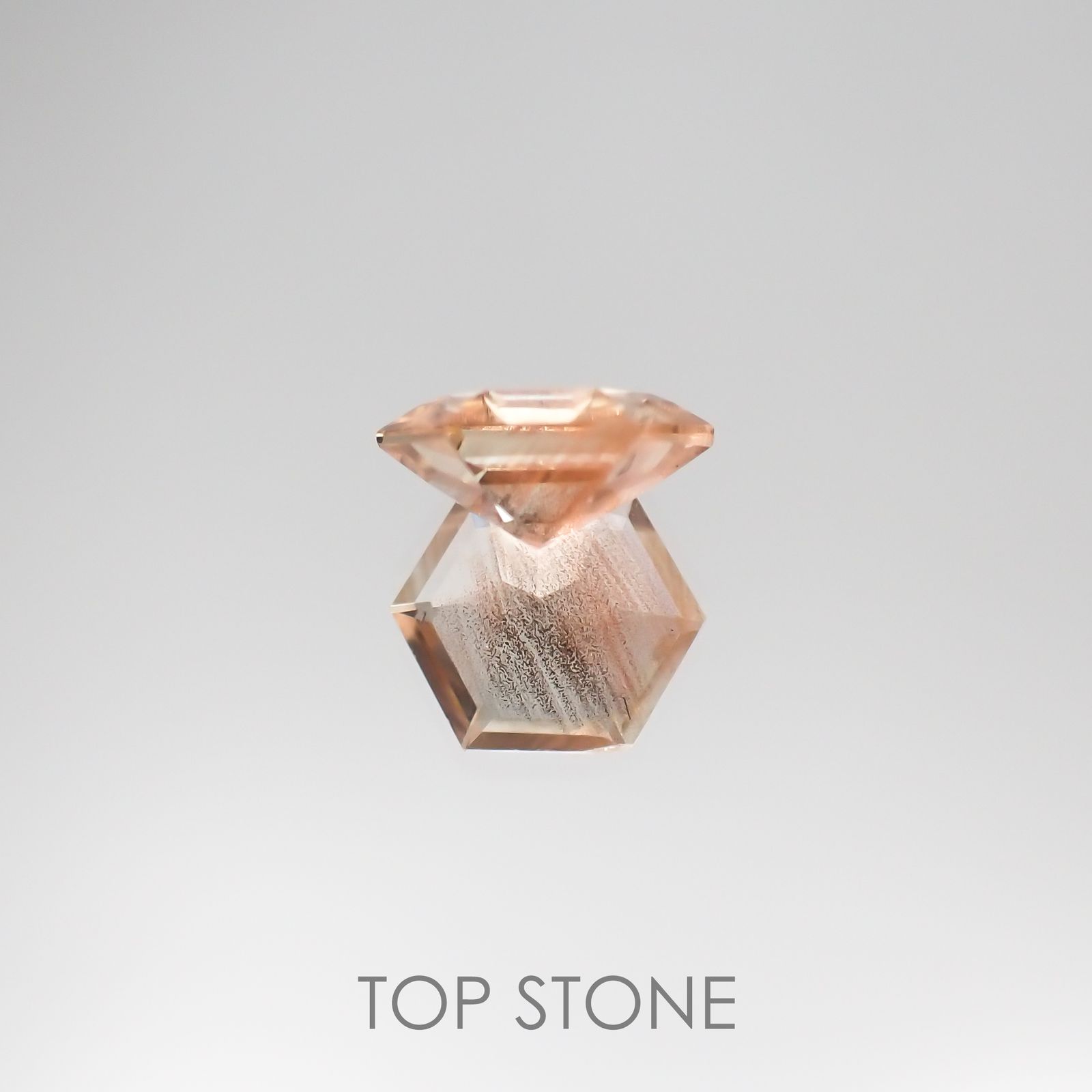 ◇ヘキサゴンカット◇オレゴンサンストーンSA(宝石名ラブラドライト) アメリカ・オレゴン州産 0.67ct 識別済[210610969]6.1×6.1mm前後