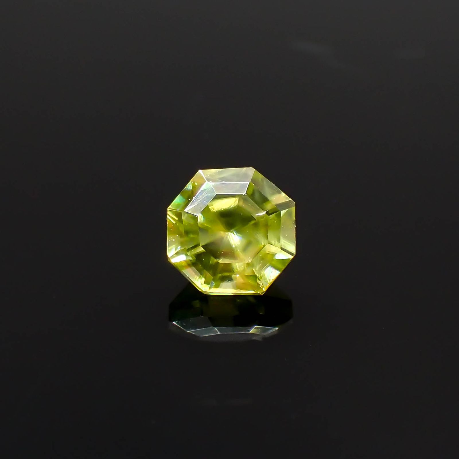 ◇オクタゴンカット◇スフェーン(宝石名スフェーン)マダガスカル産 0.76ct 識別済[231224746]5.2x5.2mm前後