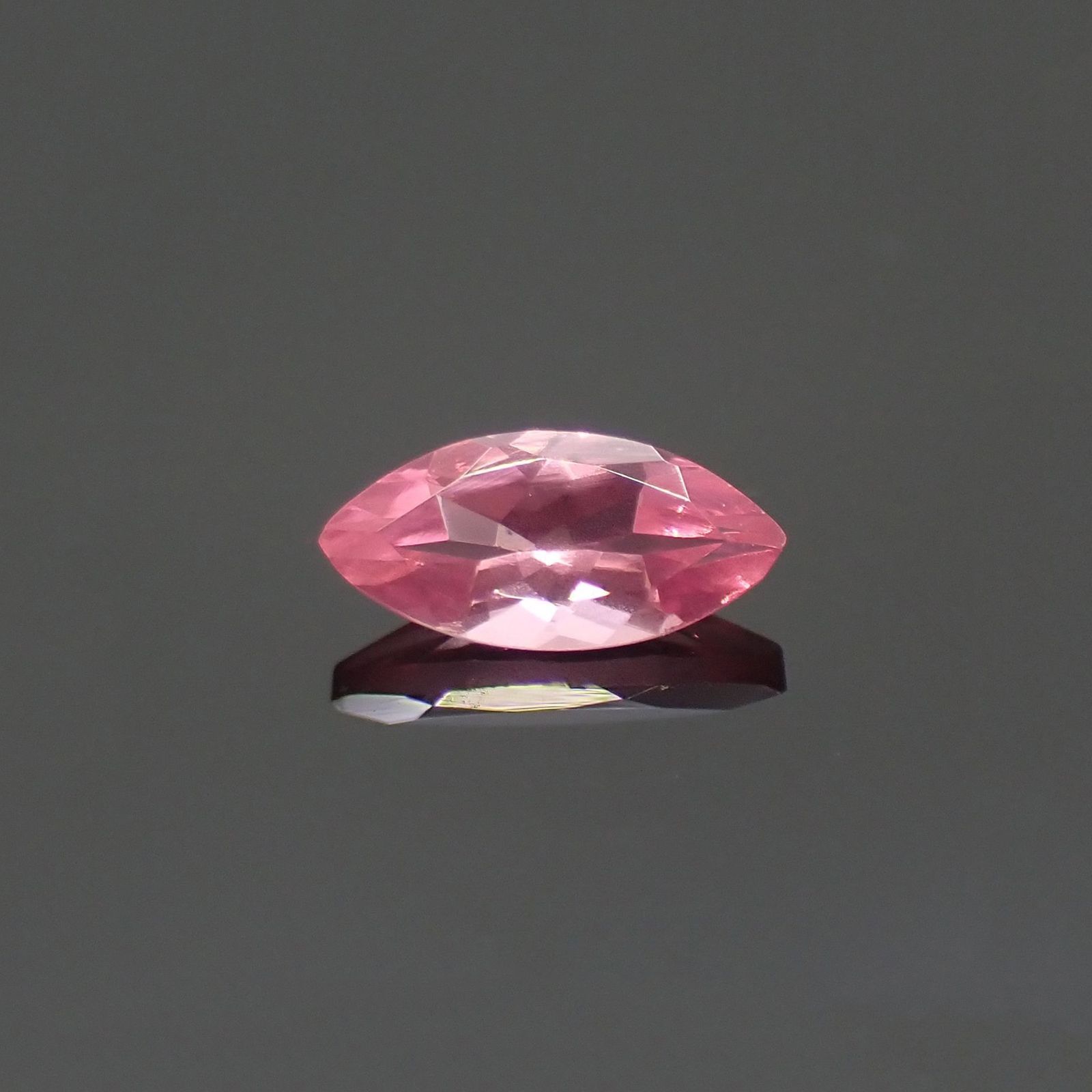 ホットピンクスピネル(宝石名ピンク・スピネル)タンザニア産 識別済 0.26ct / 6.2x2.9mm前後 [230823041]