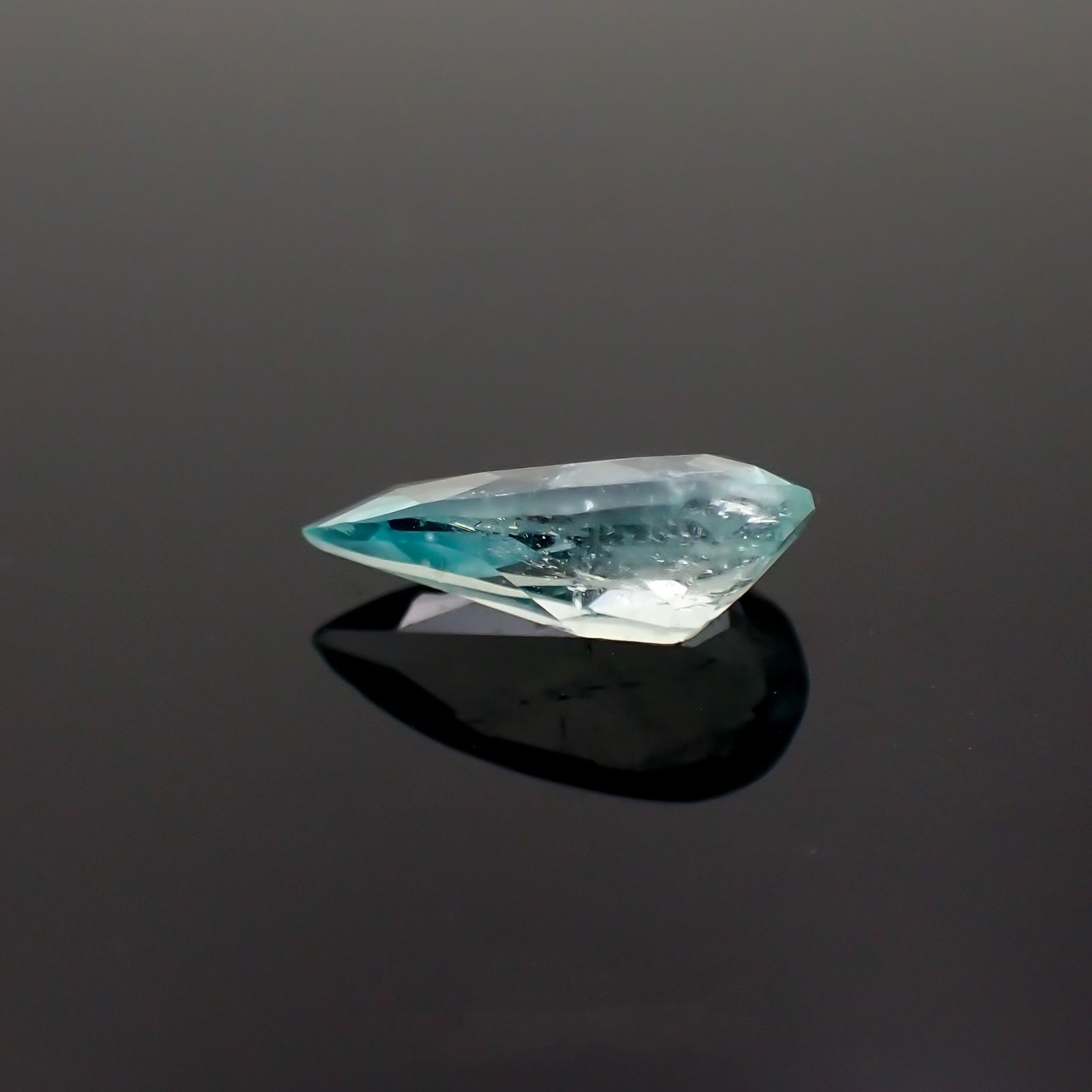 ユークレース(宝石名ブルー・ユークレース)コロンビア産 0.796ct ソ付(彩珠)[221018683]9.3x4.7mm前後