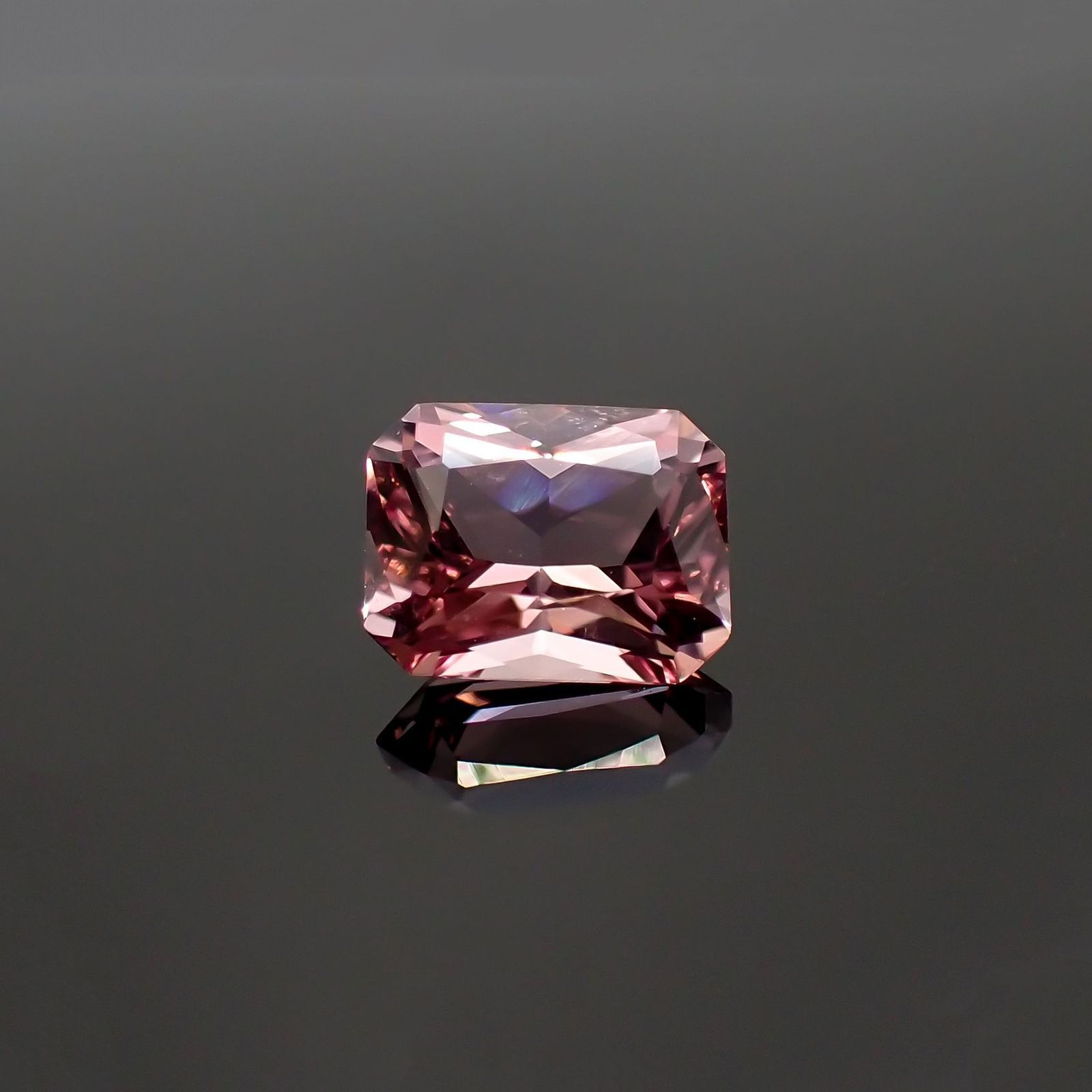 モルガナイト(宝石名モルガナイト)ナイジェリア産 ソ付(彩珠) 1.589ct / 8.2x6.5mm前後 [220114243]