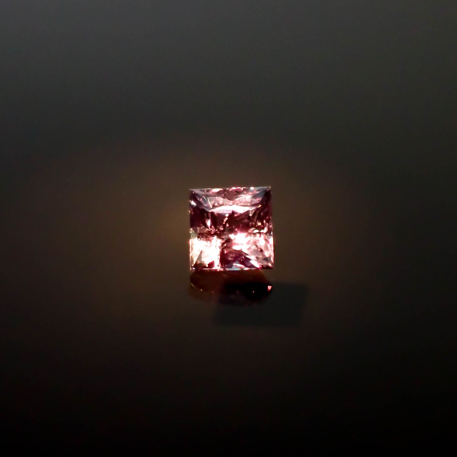 ◇プリンセスカット◇アレキサンドライト ブラジル産/EmeraldMain社製 0.080ct [250330064]2.3x2.3mm前後