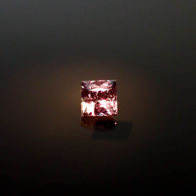 電球色(ライト)の照射で変色