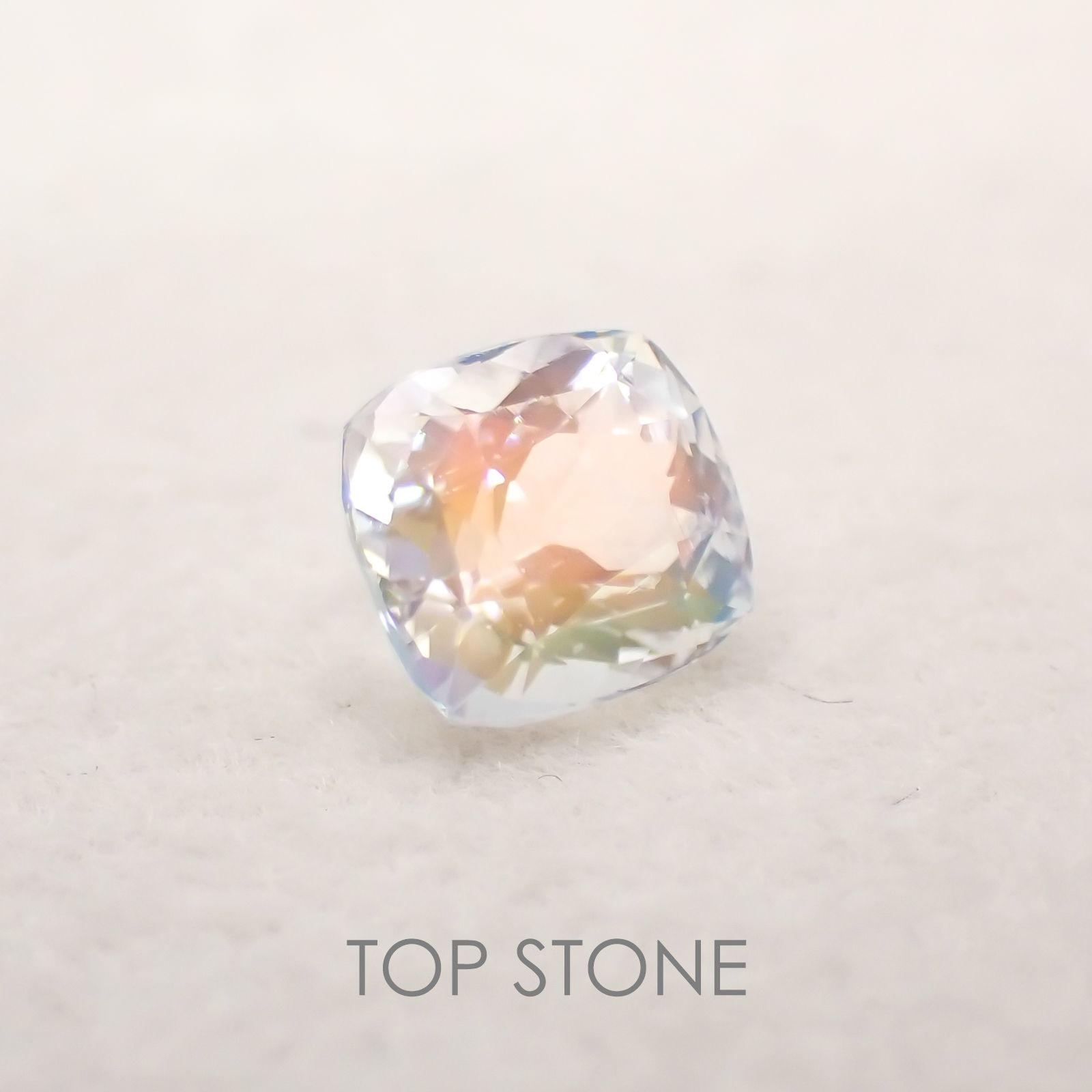 レインボームーンストーン(アンデシンラブラドライト) マダガスカル産 ルース 0.72ct[21059637]5.7×5.1mm前後