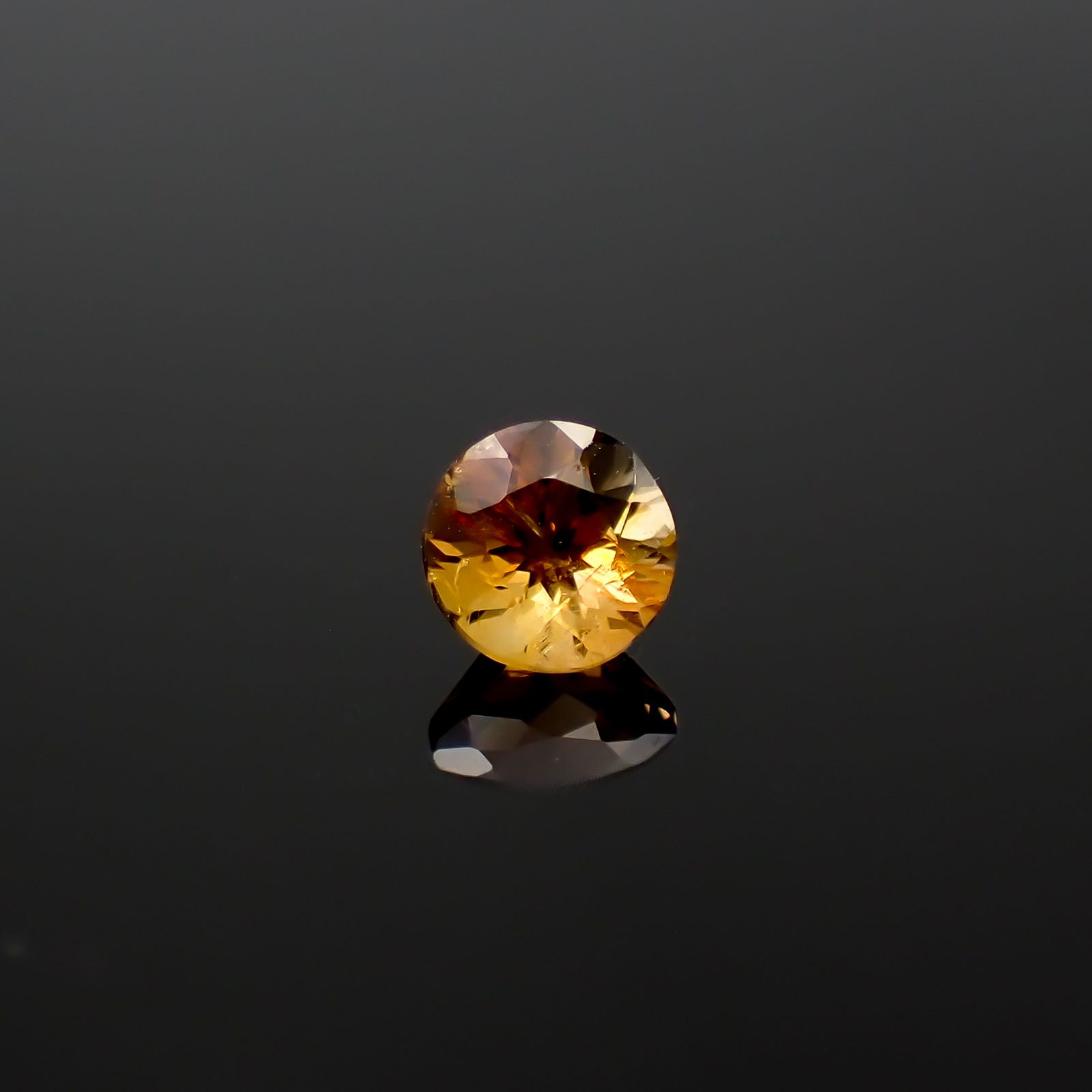 ゴールデンアイオライト(宝石名コーディエライト)マダガスカル産 識別済 0.28ct / 4.3x4.3mm前後 [260532195]