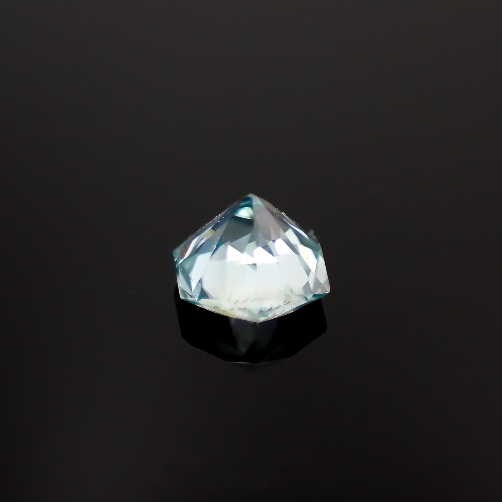 ◇ヘキサゴンカット◇アイスブルージルコン(宝石名ジルコン)カンボジア産 0.79ct 識別済[230320856]4.8x4.7mm前後