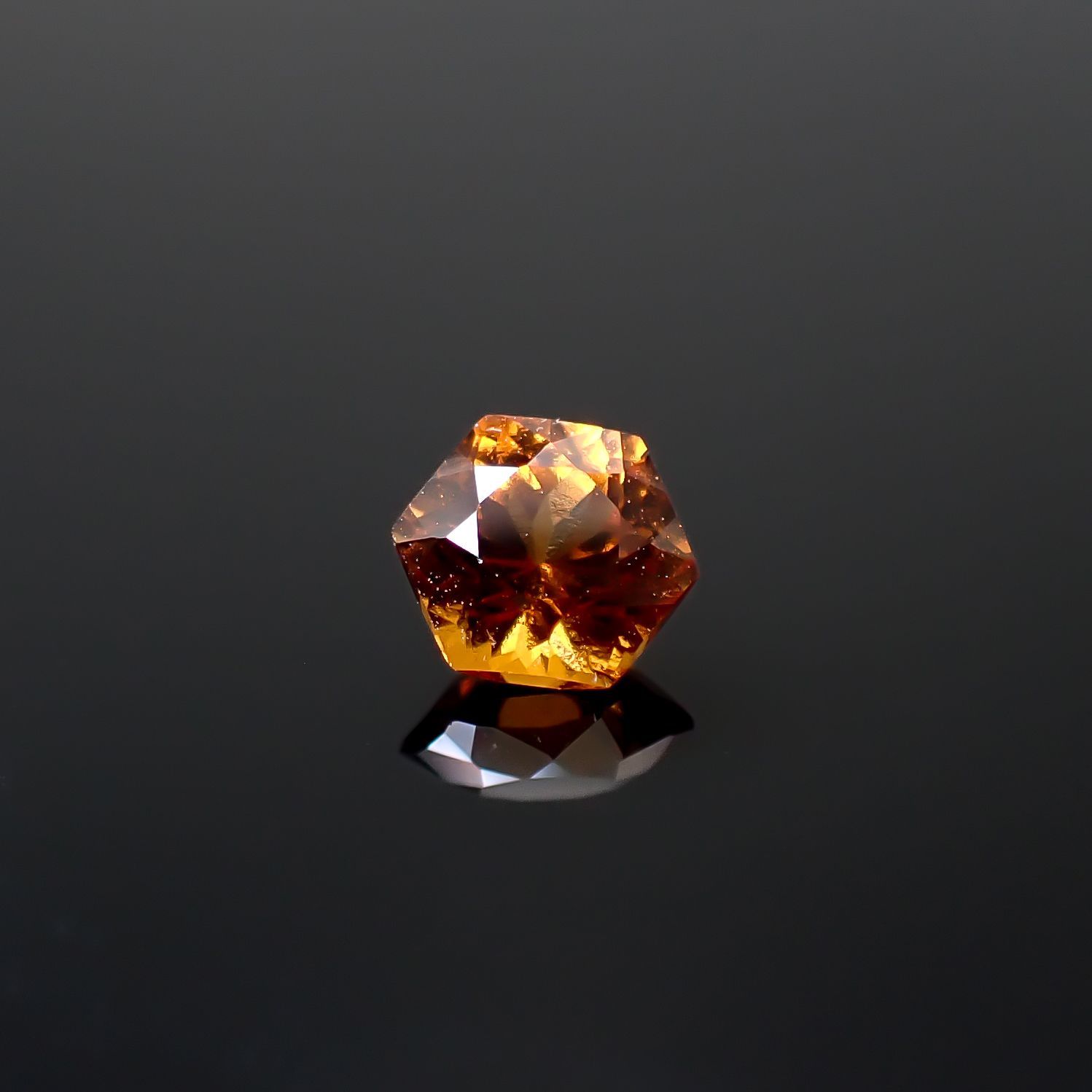 ◇ヘキサゴンカット◇ヘソナイトガーネット(宝石名ヘソナイト・ガーネット)スリランカ産 0.76ct 識別済[241129443]5.1x5mm前後