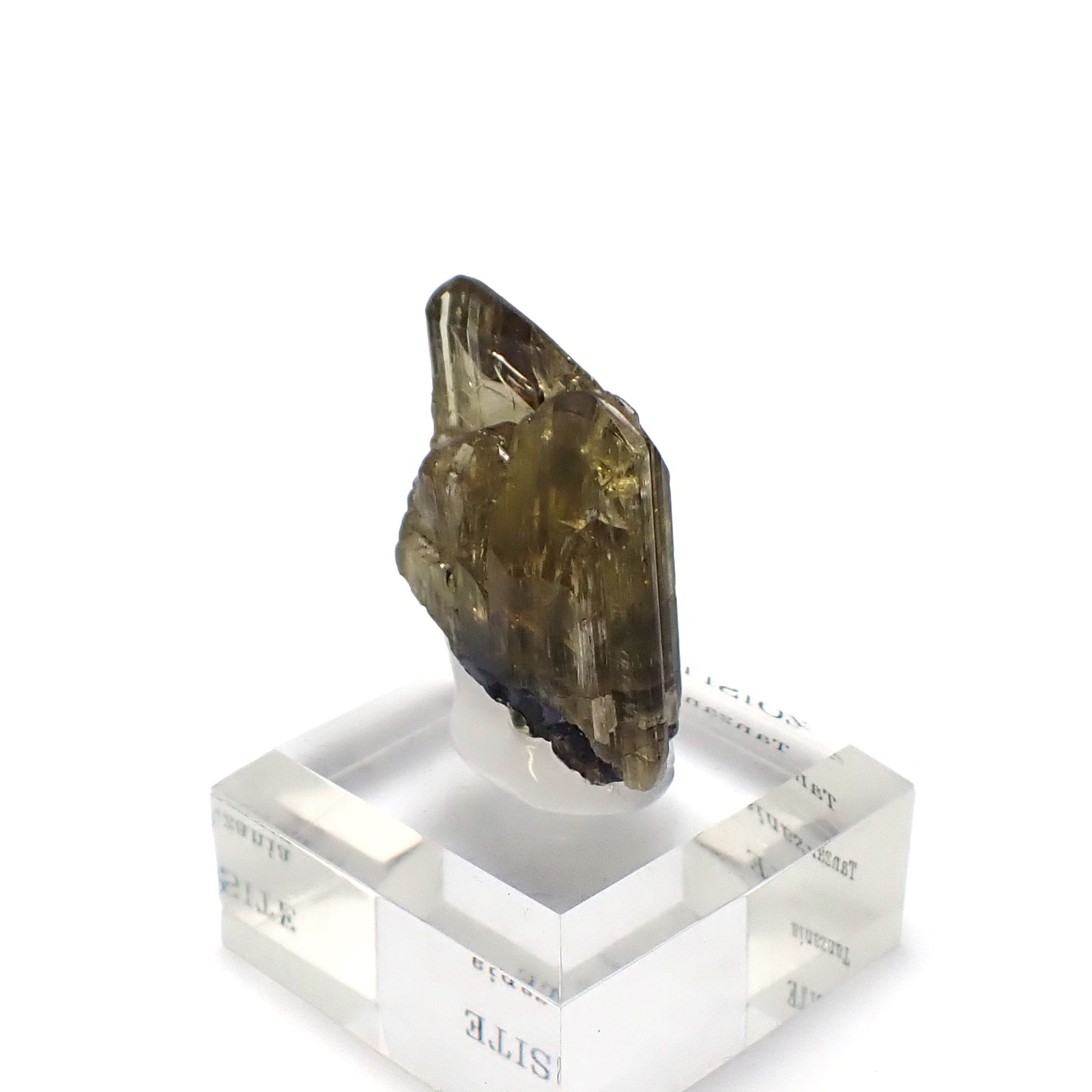 ゾイサイト原石 タンザニア産 アクリル台座付き 191.64ct(38.32g) / 16.5x25.2x35mm前後 [260632371]