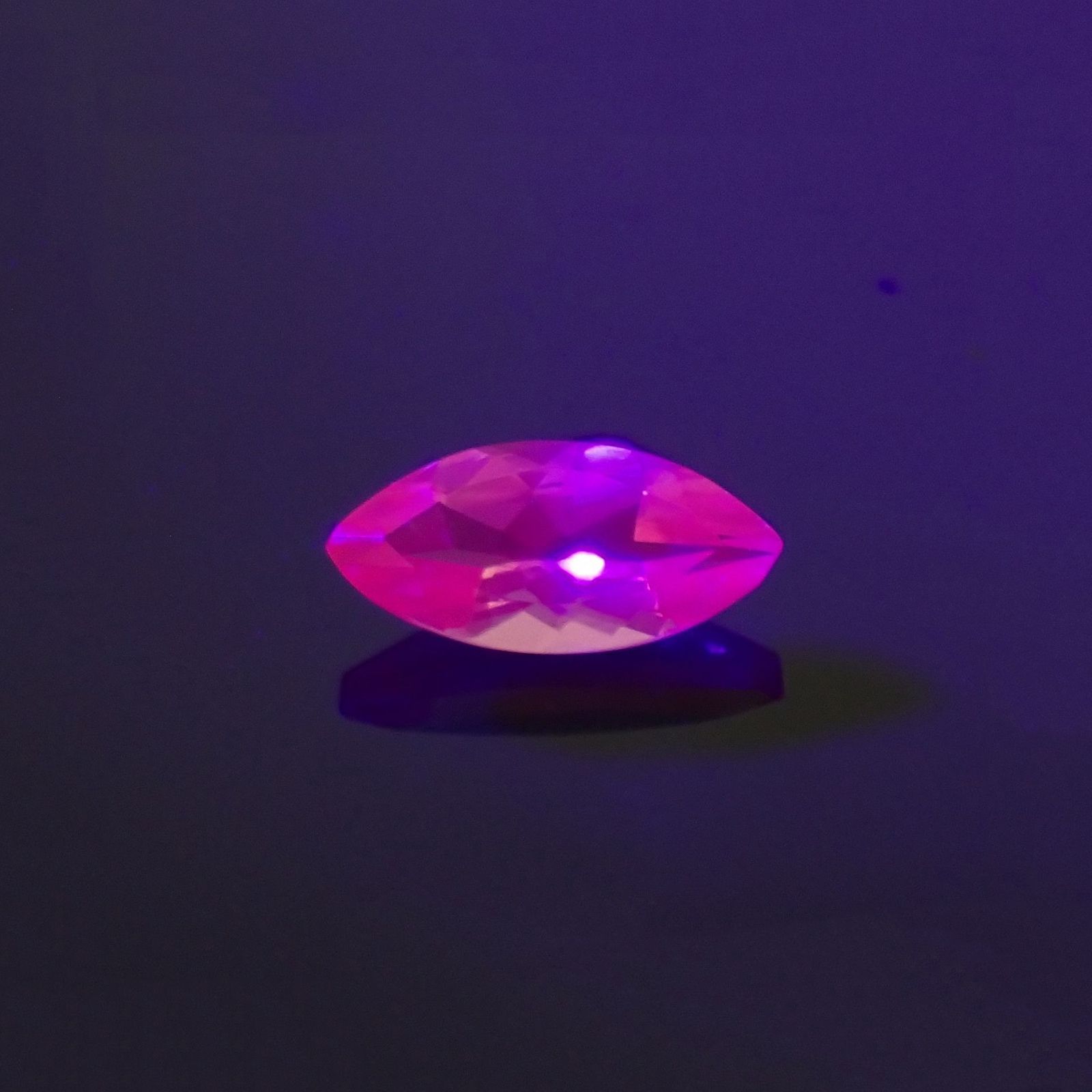 ホットピンクスピネル(宝石名ピンク・スピネル)タンザニア産 識別済 0.26ct / 6.2x2.9mm前後 [230823041]