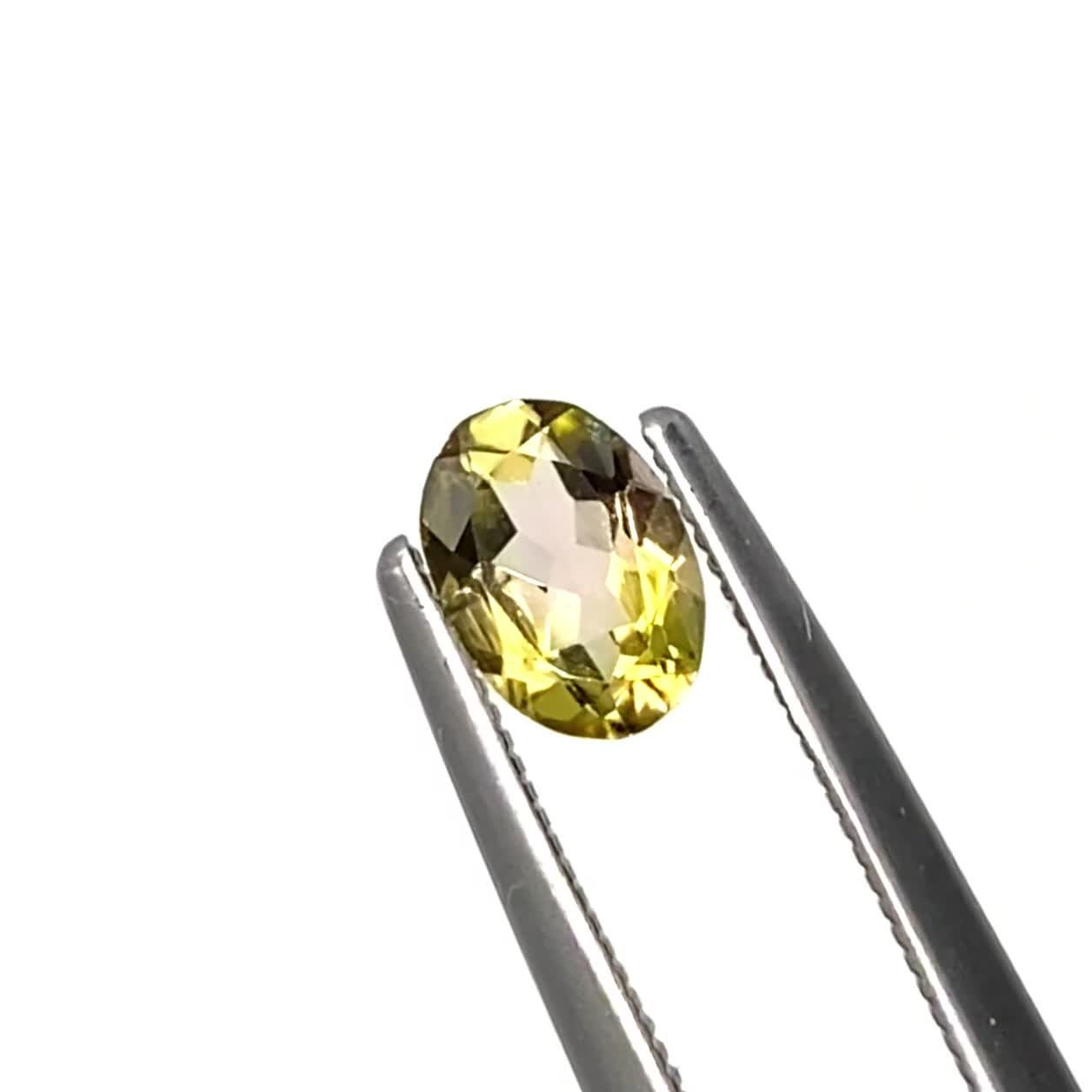イエロートルマリン ブラジル産 0.46ct / 6.2x4.4mm前後 [240929023