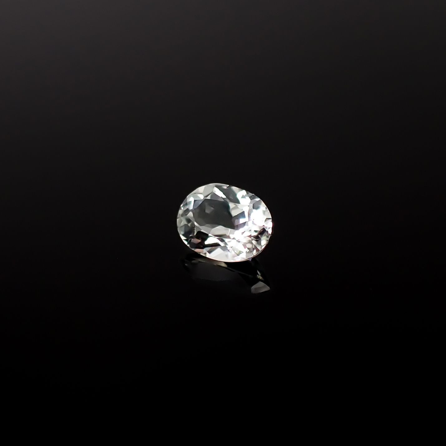 アクロアイト ナイジェリア産 0.26ct / 4.8x3.5mm前後 [251231360]