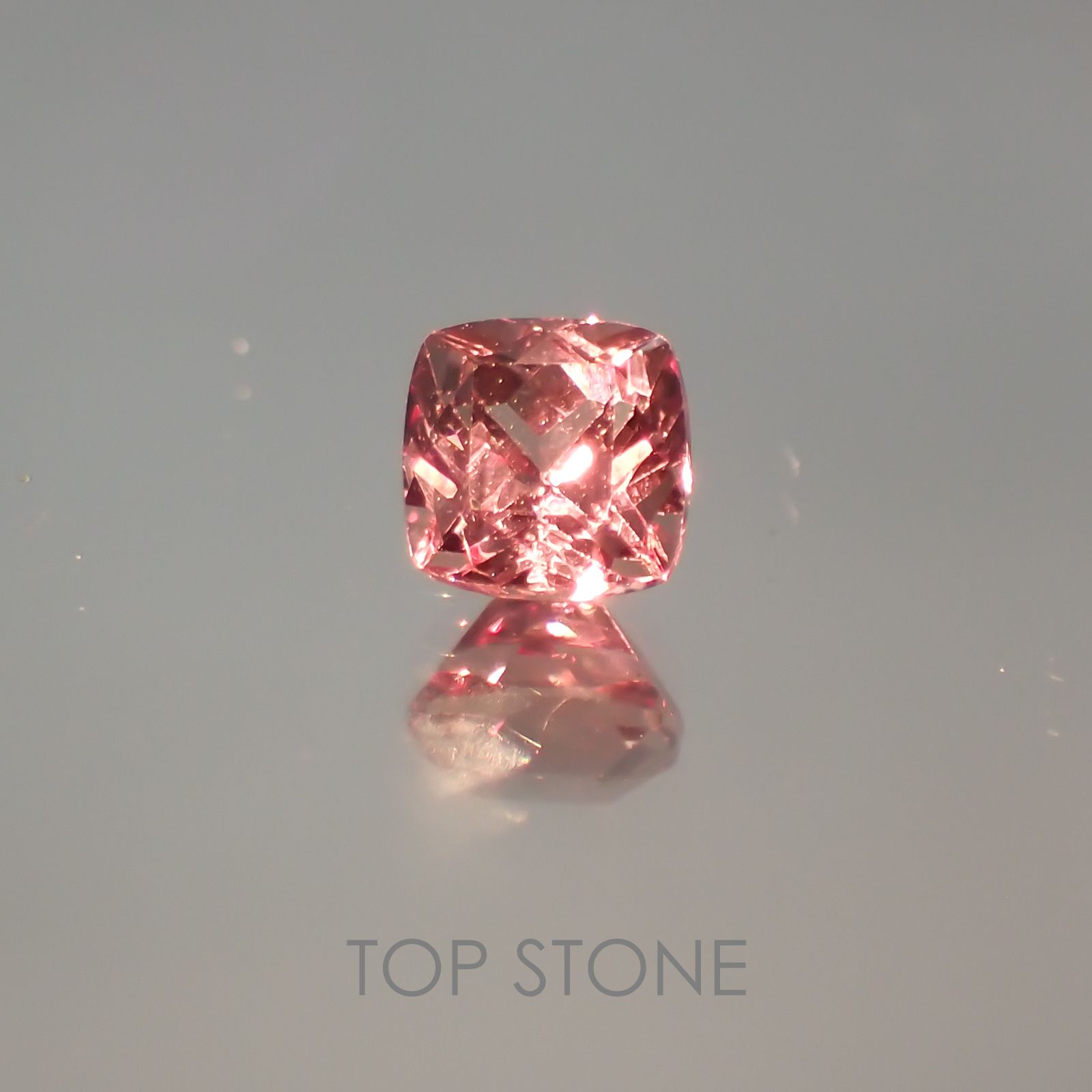 カラーチェンジマラヤガーネット タンザニア産 ルース 0.62ct[21059668]4.5×4.5mm前後