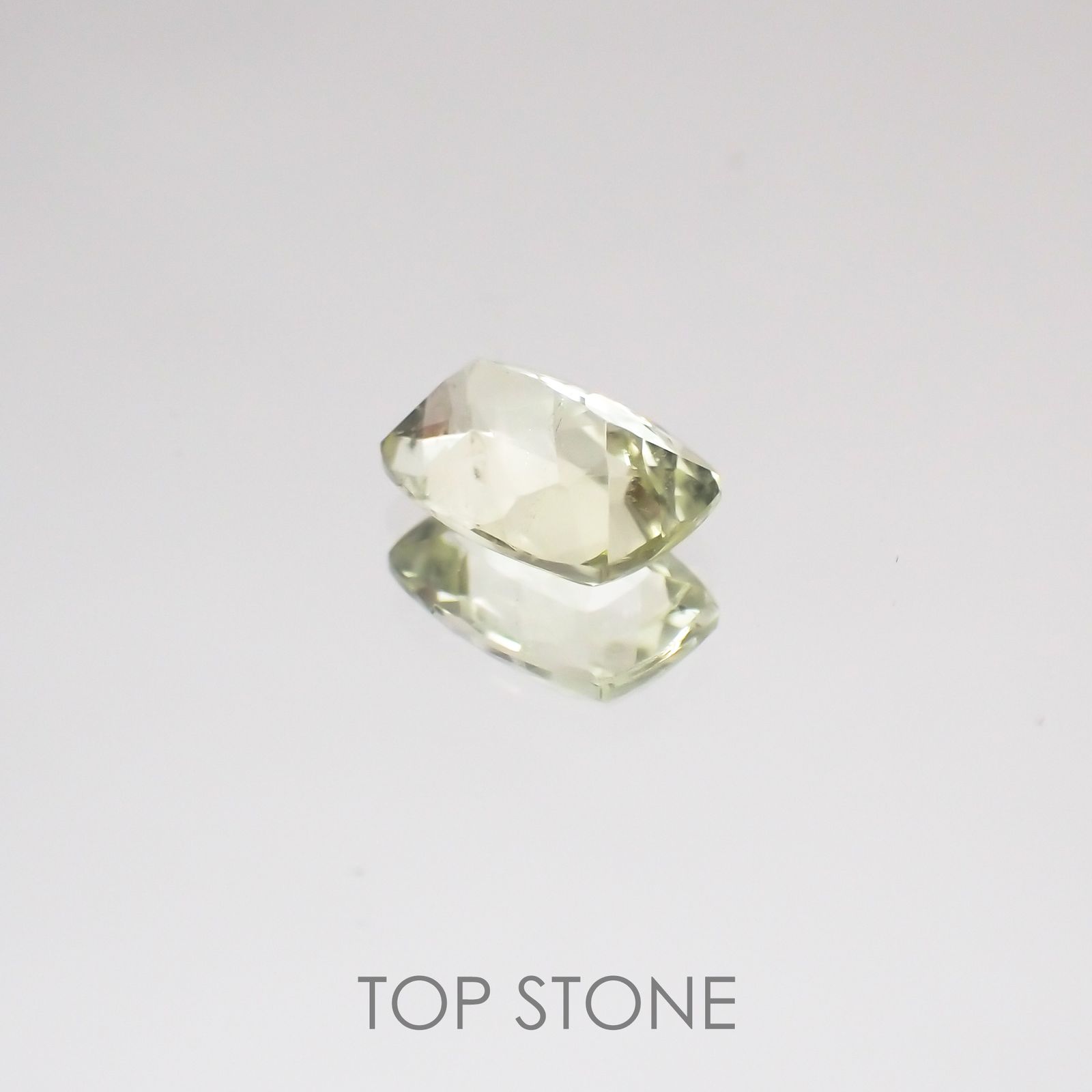 ブラジリアナイト(宝石名ブラジリアナイト) ブラジル産 0.65ct 識別済[210510748]6.4×4.6mm前後