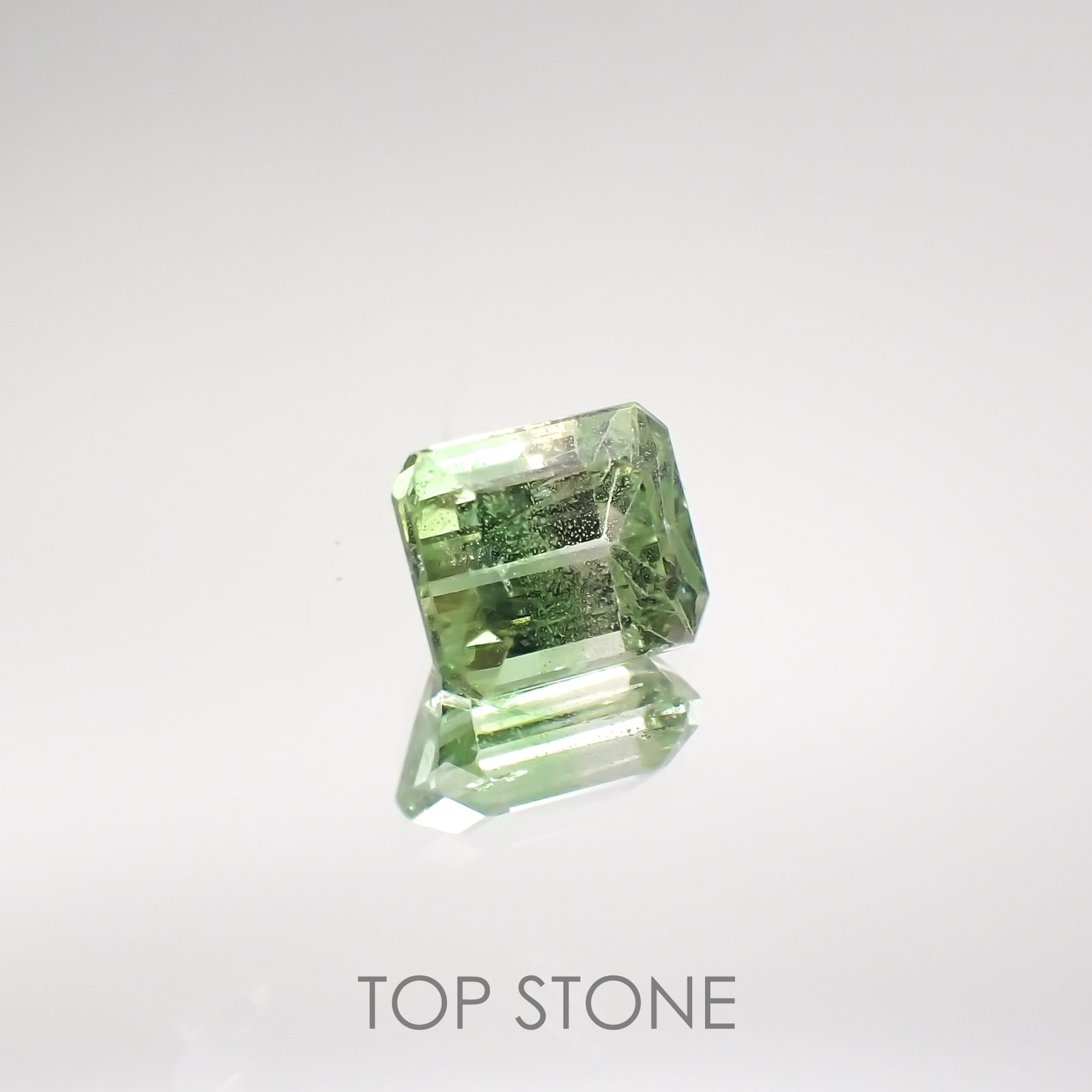 バイカラーツァボライト(宝石名グリーン グロッシュラー・ガーネット) タンザニア産 0.76ct 識別済[210711574]5.1×4.2mm前後
