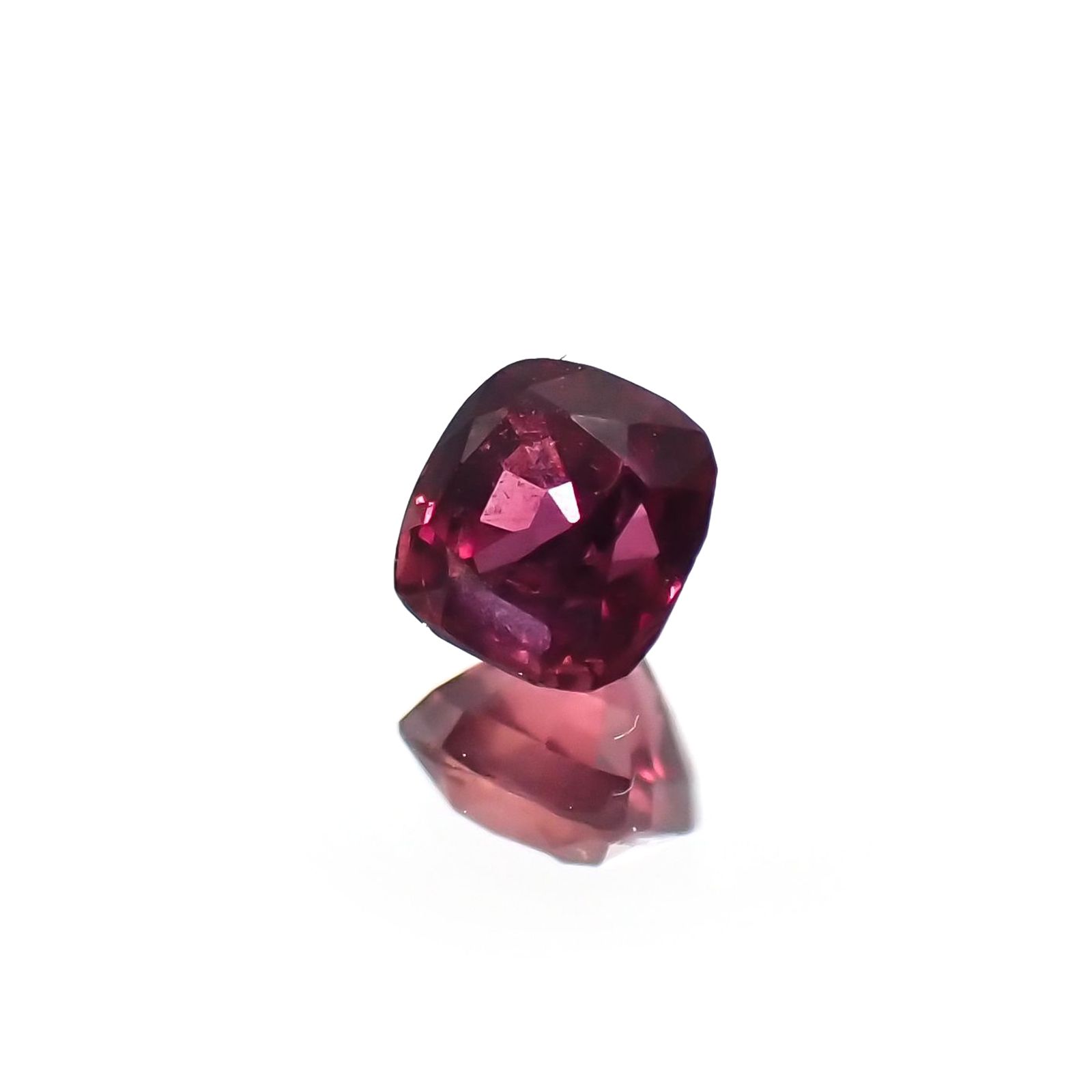 ルビー 非加熱(宝石名ルビー) マダガスカル産 識別済 0.30ct / 3.4x3.4mm前後 [210711715]