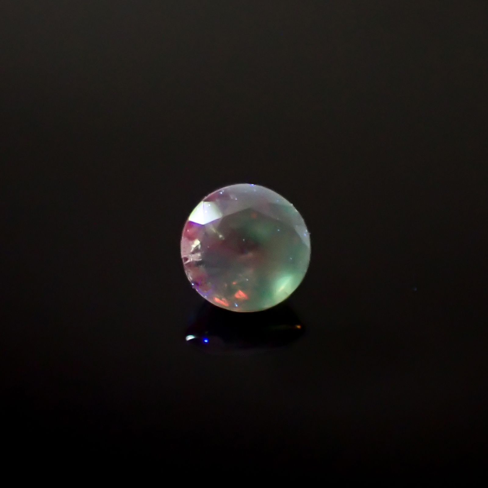 シルキーアレキサンドライト ブラジル・ミナスジェライス州ヘマチタ鉱山産 0.17ct [250129760]3.2x3.2mm前後