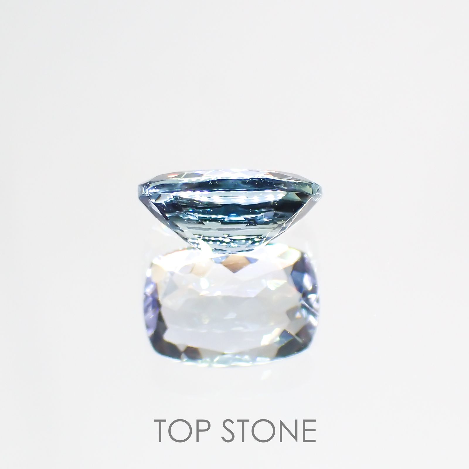 バイカラータンザナイト(宝石名タンザナイト) タンザニア産 0.82ct 識別済[210812666]6.9×4.9mm前後