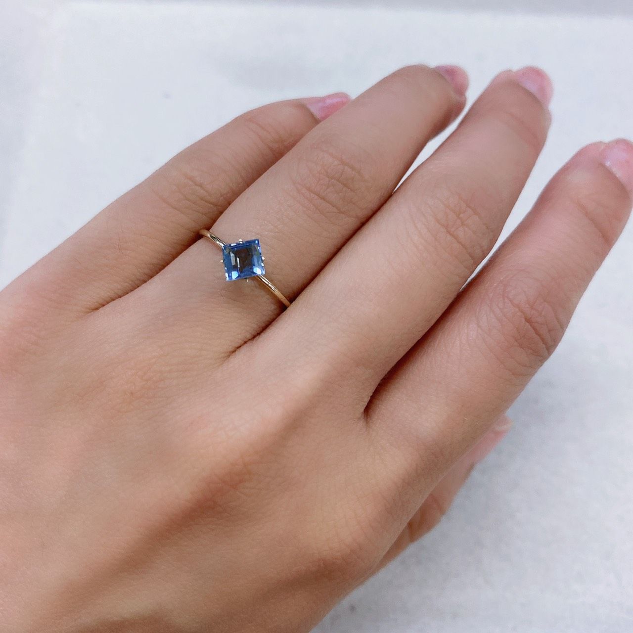 アクアマリン サンタマリアカラー(宝石名アクアマリン) モザンビーク産 0.71ct 識別済[210912600]4.9×4.8mm前後