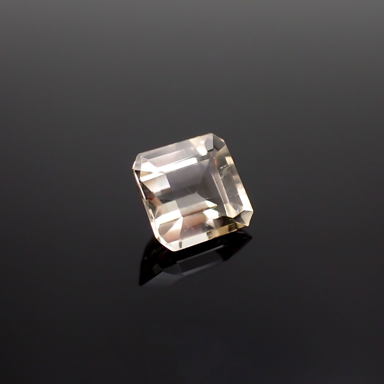 ゴールデンフェナカイト(宝石名イエロー・フェナカイト)ブラジル産 1.968ct ソ付(彩珠)[241018525]7.4x7.2mm前後