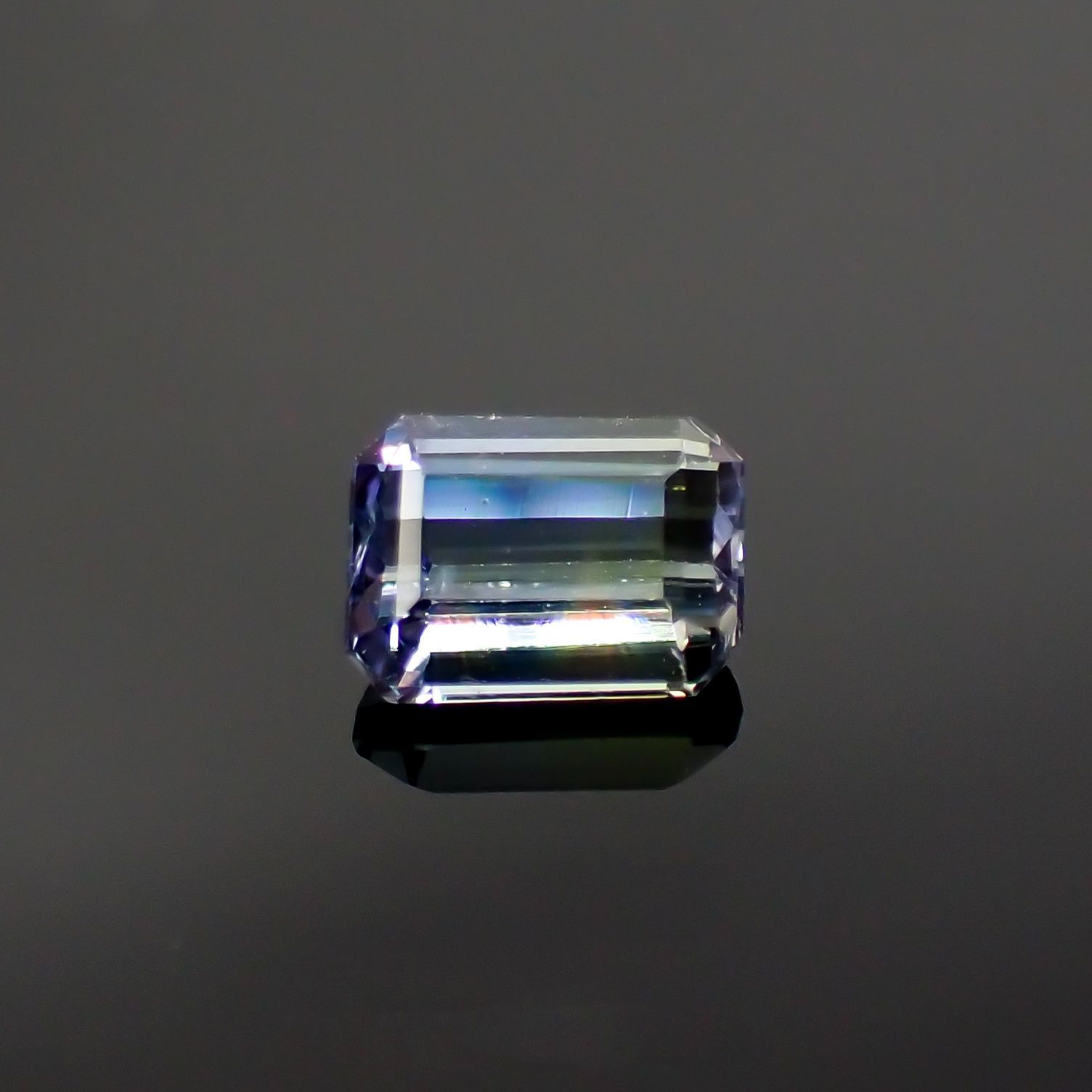 パーティカラータンザナイト(宝石名パーティカラード・ゾイサイト) タンザニア産 0.548ct ソ付(彩珠)[210711842]5.2×3.9mm前後