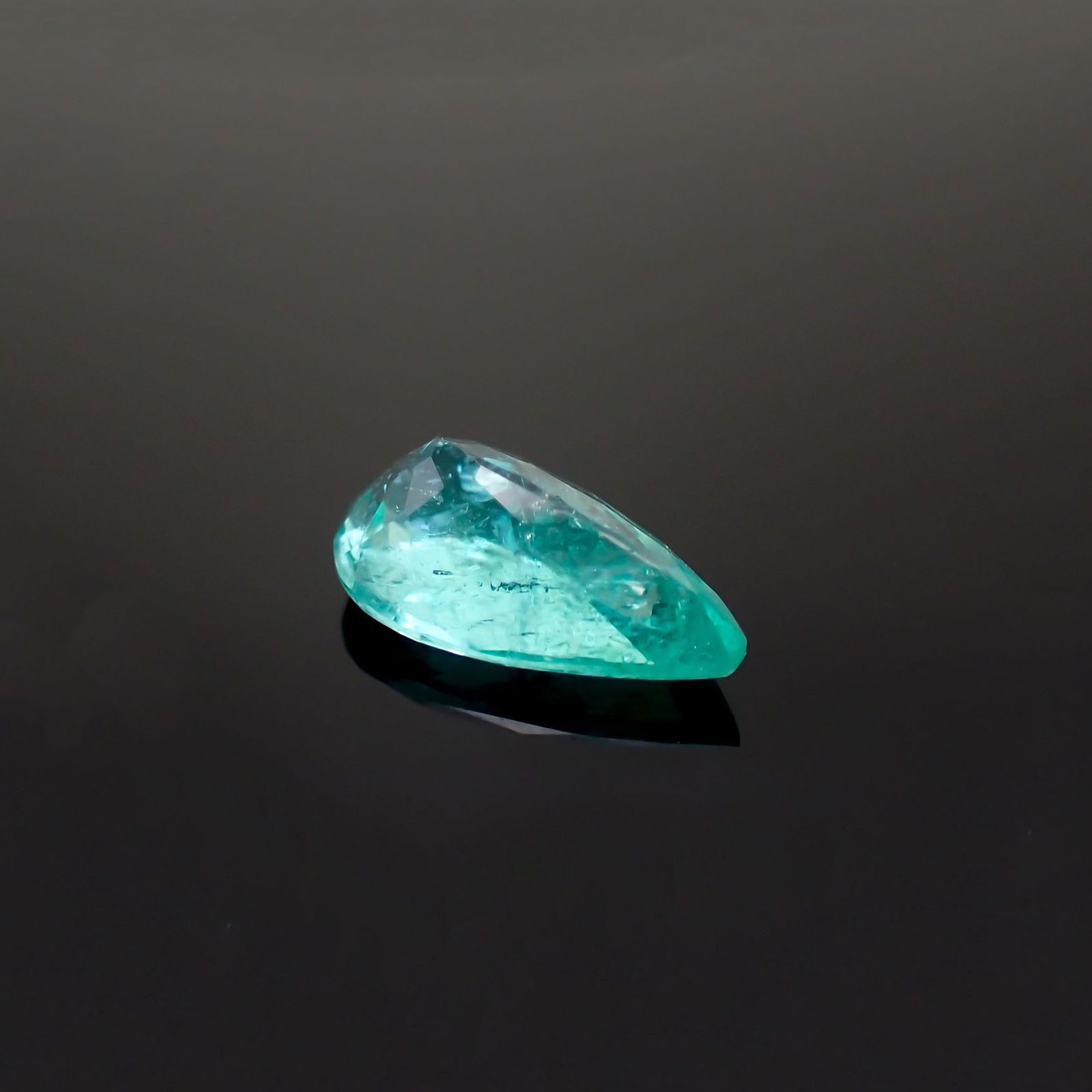 パライバトルマリン モザンビーク産 1.71ct / 10.8×6.4mm前後 [19111759]