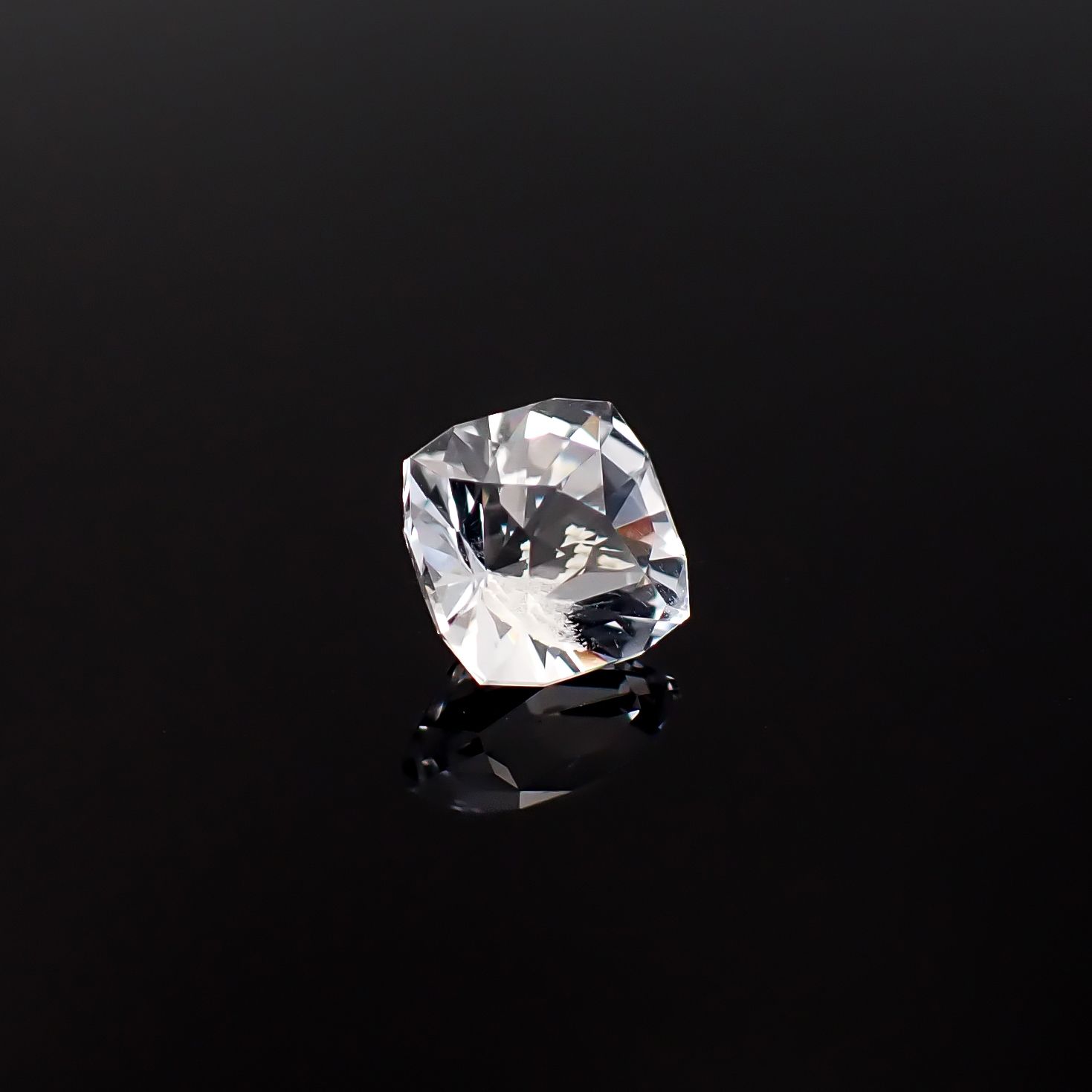◇カスタムカット◇日本水晶 宮崎県上八重産 1.75ct / 7.2x7.1mm前後 [260632420]