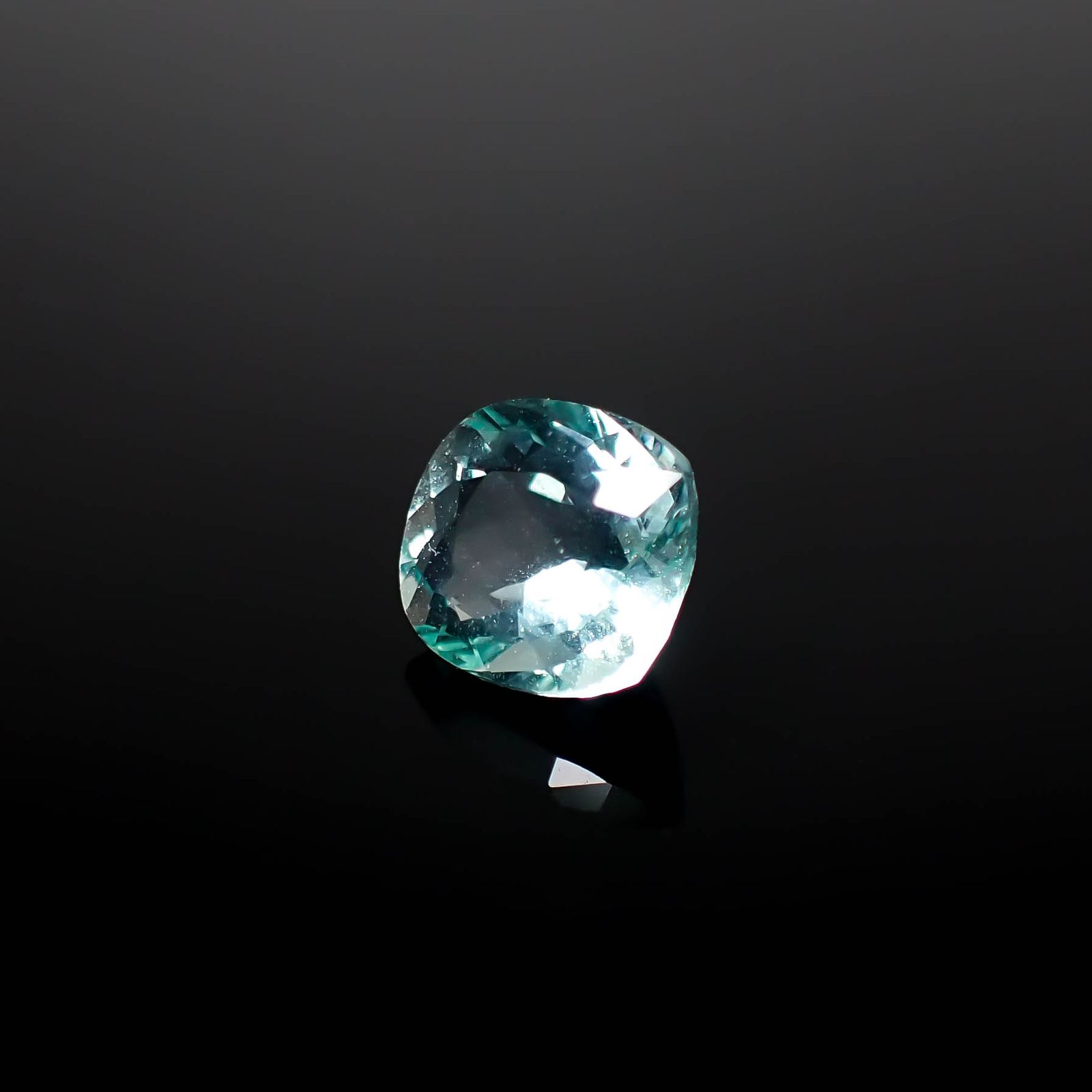 フローライト フルオレッセンス ジンバブエ産 1.85ct [250630513]7.7x6.9mm前後
