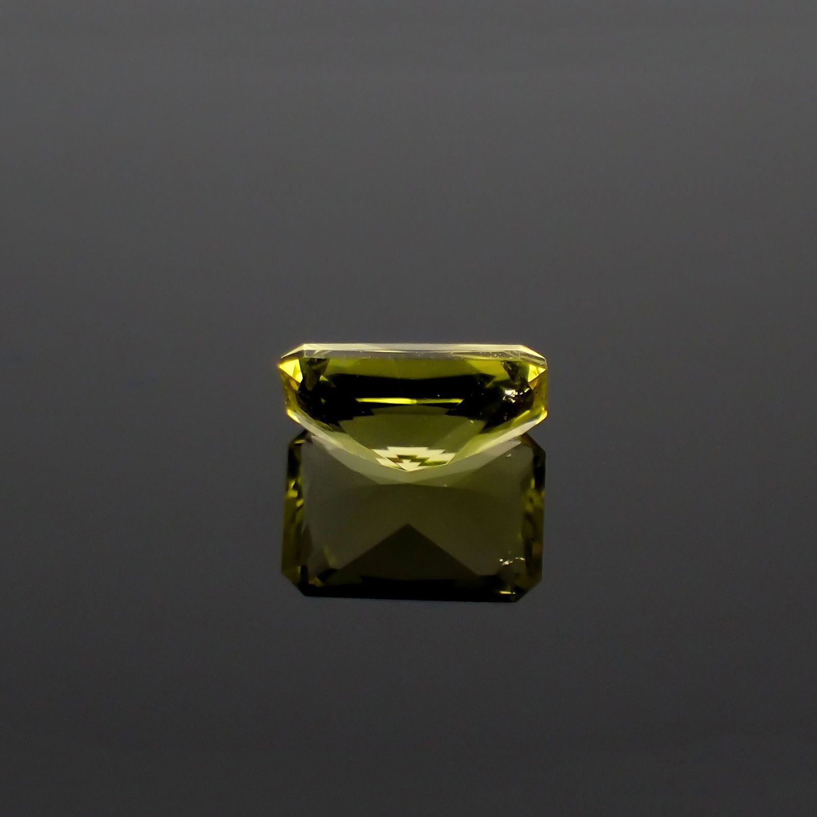 カナリートルマリン ザンビア・カナリー鉱山産 0.78ct / 6.8x4.9mm前後 [260223135]