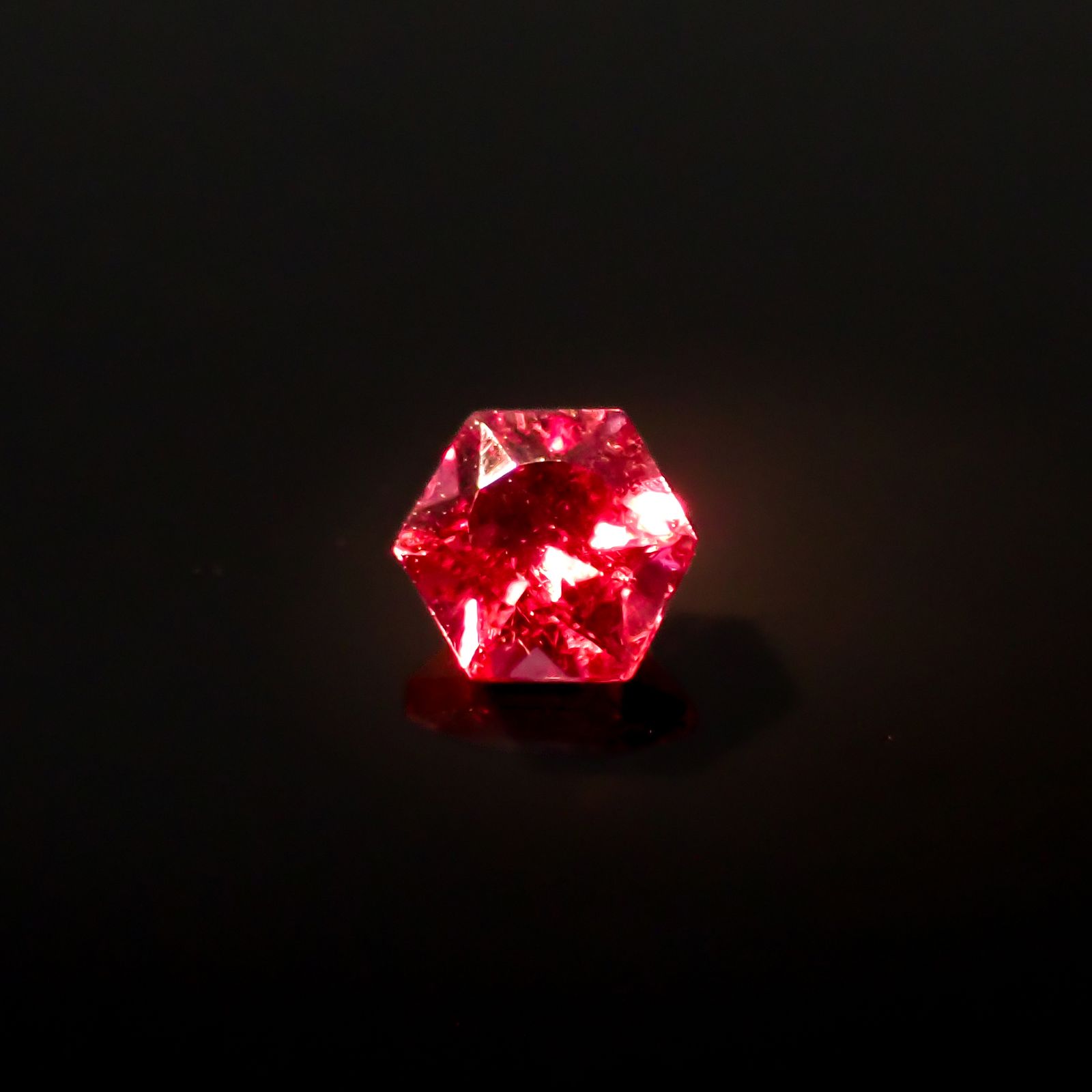◇ヘキサゴンカット◇カラーシフト マラヤガーネット(宝石名ガーネット)タンザニア産 0.38ct 識別済[220113835]4x4mm前後