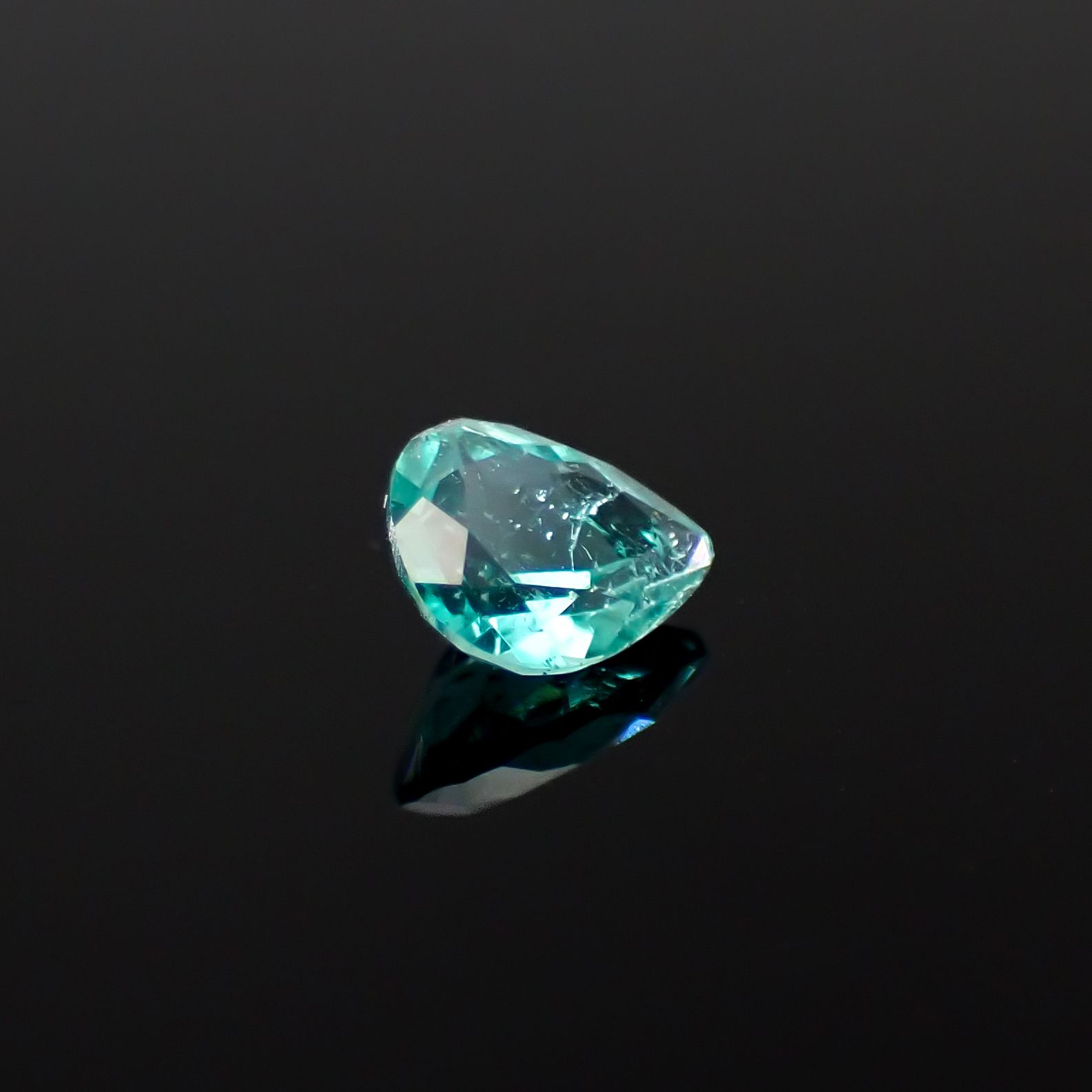 パライバトルマリン(宝石名トルマリン/別名パライバ・トルマリン)ブラジル・パライバ州バターリャ鉱山産 0.268ct ソ付(宝貴協)[240928742]4.9x3.98mm前後