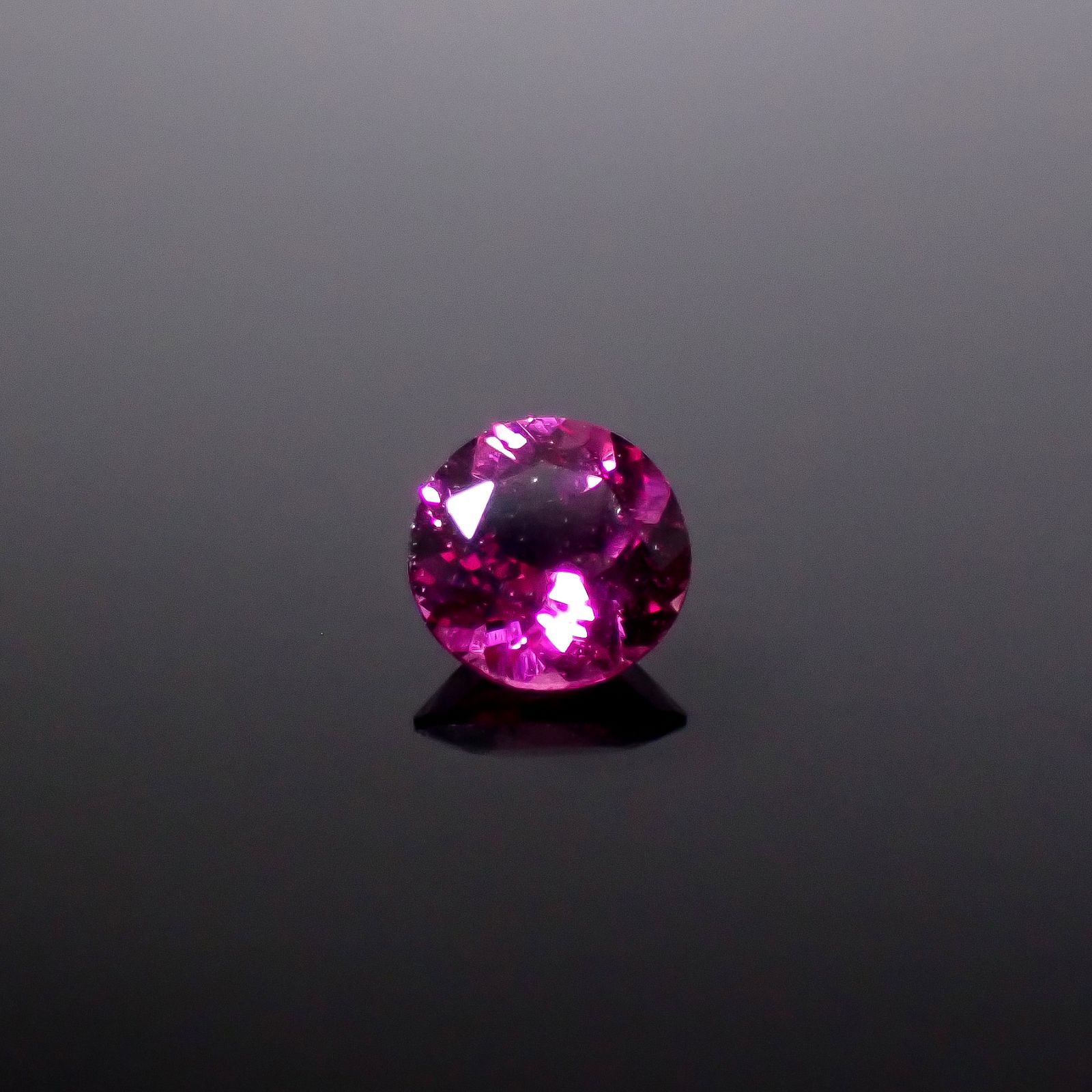 グレープガーネット(宝石名ガーネット)ブラジル産 識別済 0.41ct / 4.6x4.6mm前後 [250931141]