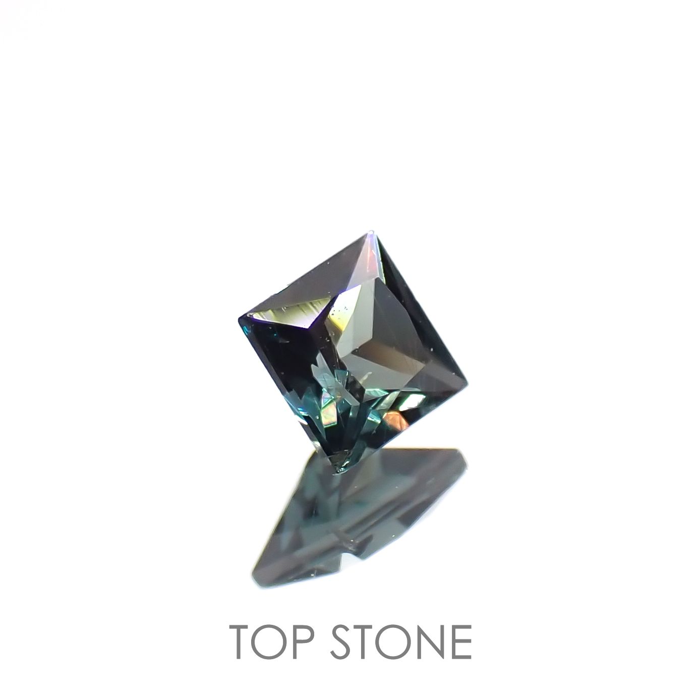 ◇プリンセスカット◇カラーチェンジガーネット アレキタイプ(宝石名ガーネット)マダガスカル・ベキリー産 0.16ct 識別済[221219616]2.8x2.8mm前後