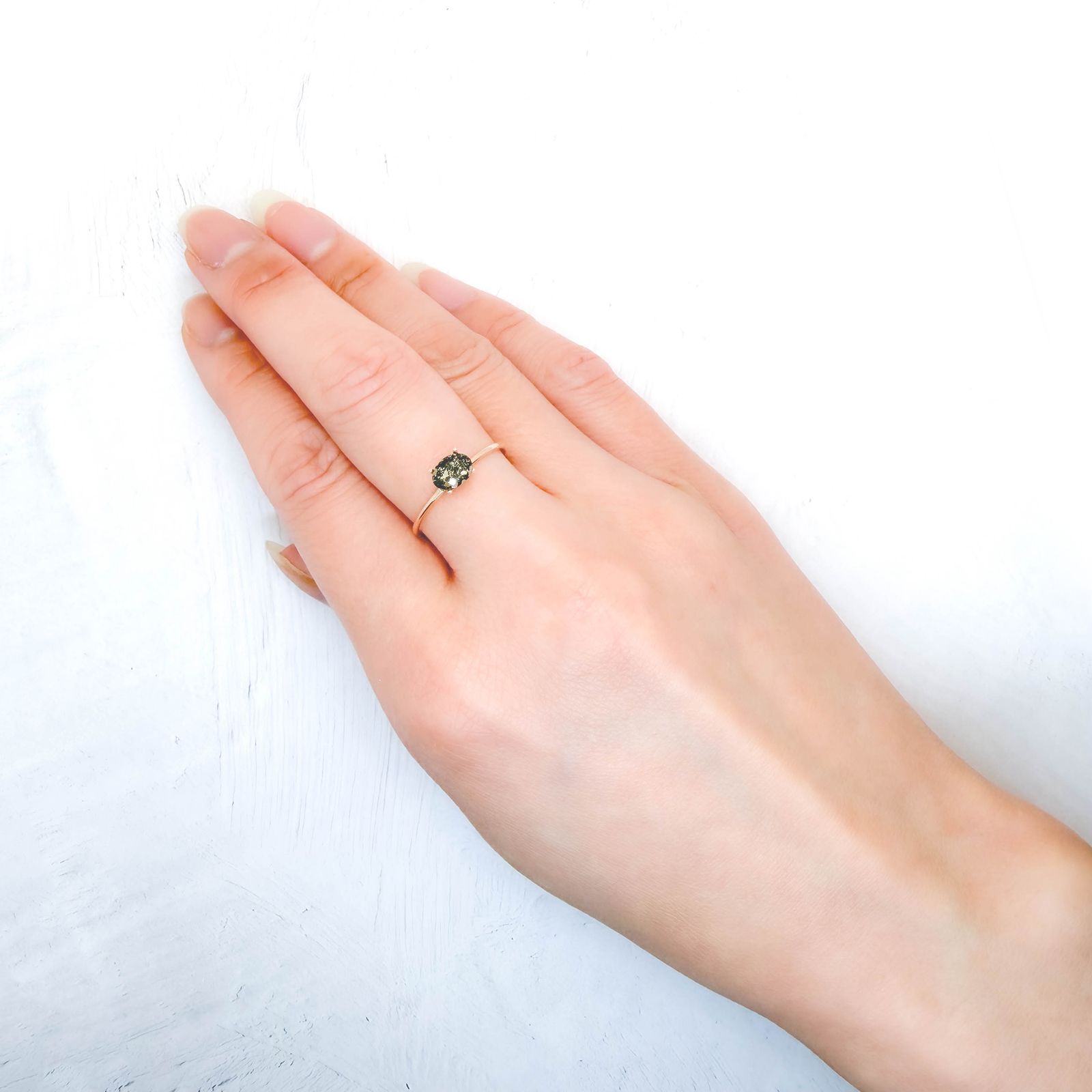 パイライトインエメラルド コロンビア産 0.62ct / 6.2x4.7mm前後 [260532123]