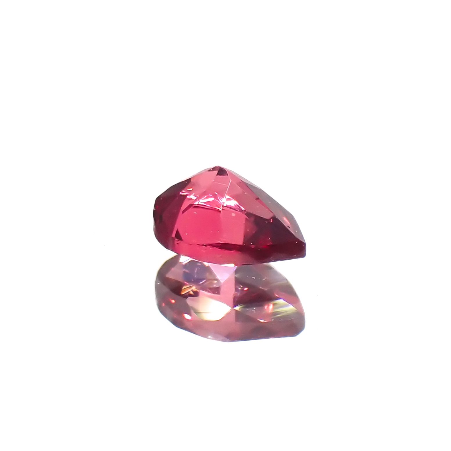 レッドスピネル(宝石名スピネル)タンザニア産 0.20ct 識別済[230522107]4.1x3.1mm前後
