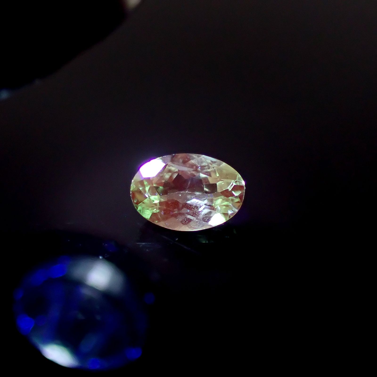 ミントガーネット(宝石名ガーネット)タンザニア産 0.48ct 識別済[241229613]5.9x4mm前後