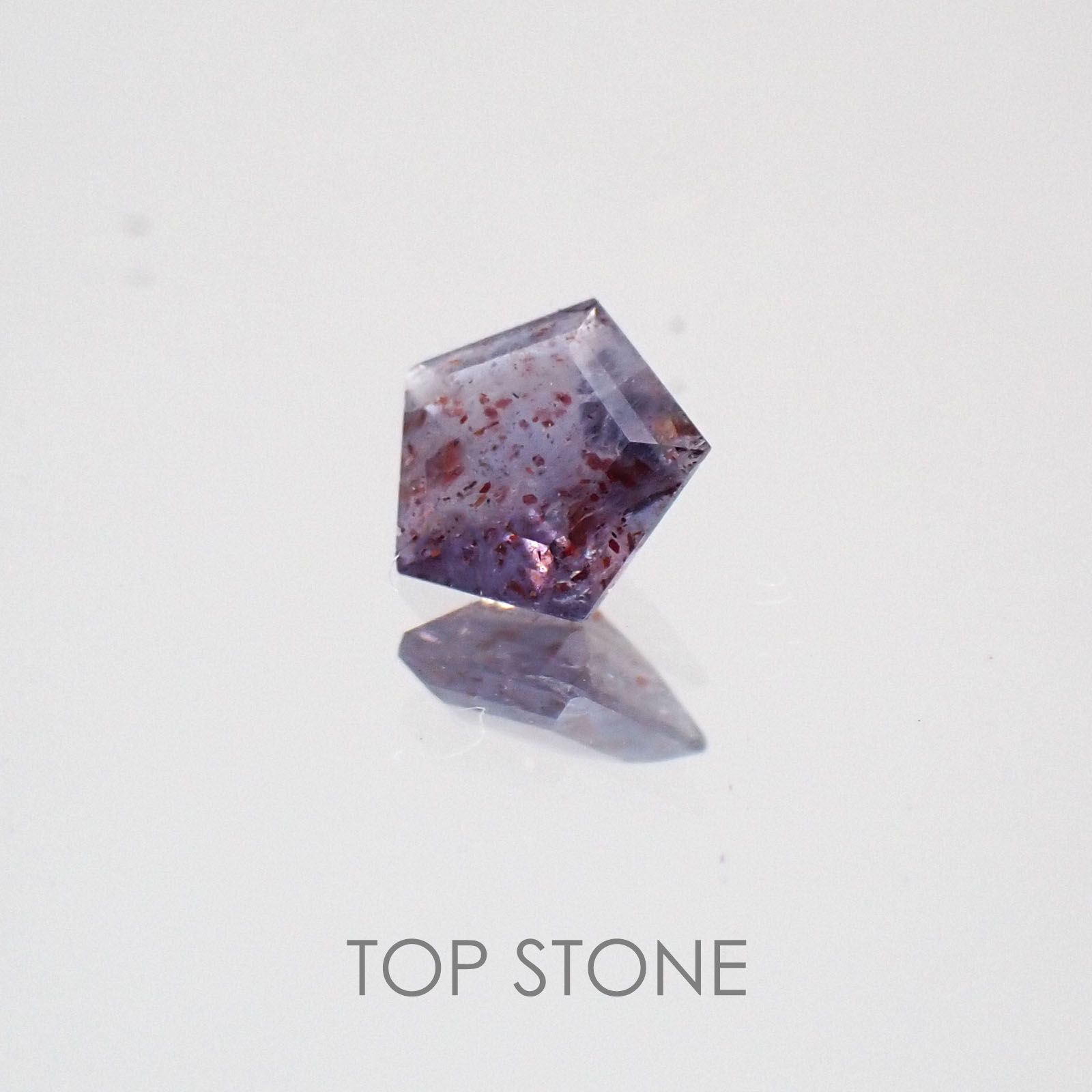 ◇ペンタゴンカット◇ブラッドショットアイオライトSA インド産 ルース 0.15ct[210210077]3.9×4.1mm前後