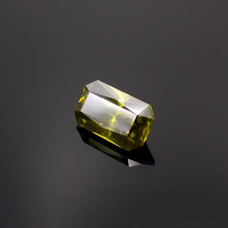 グリーンスファレライト(宝石名スファレライト)ブルガリア産 8.496ct ソ付[221219722]14.6x8.4mm前後