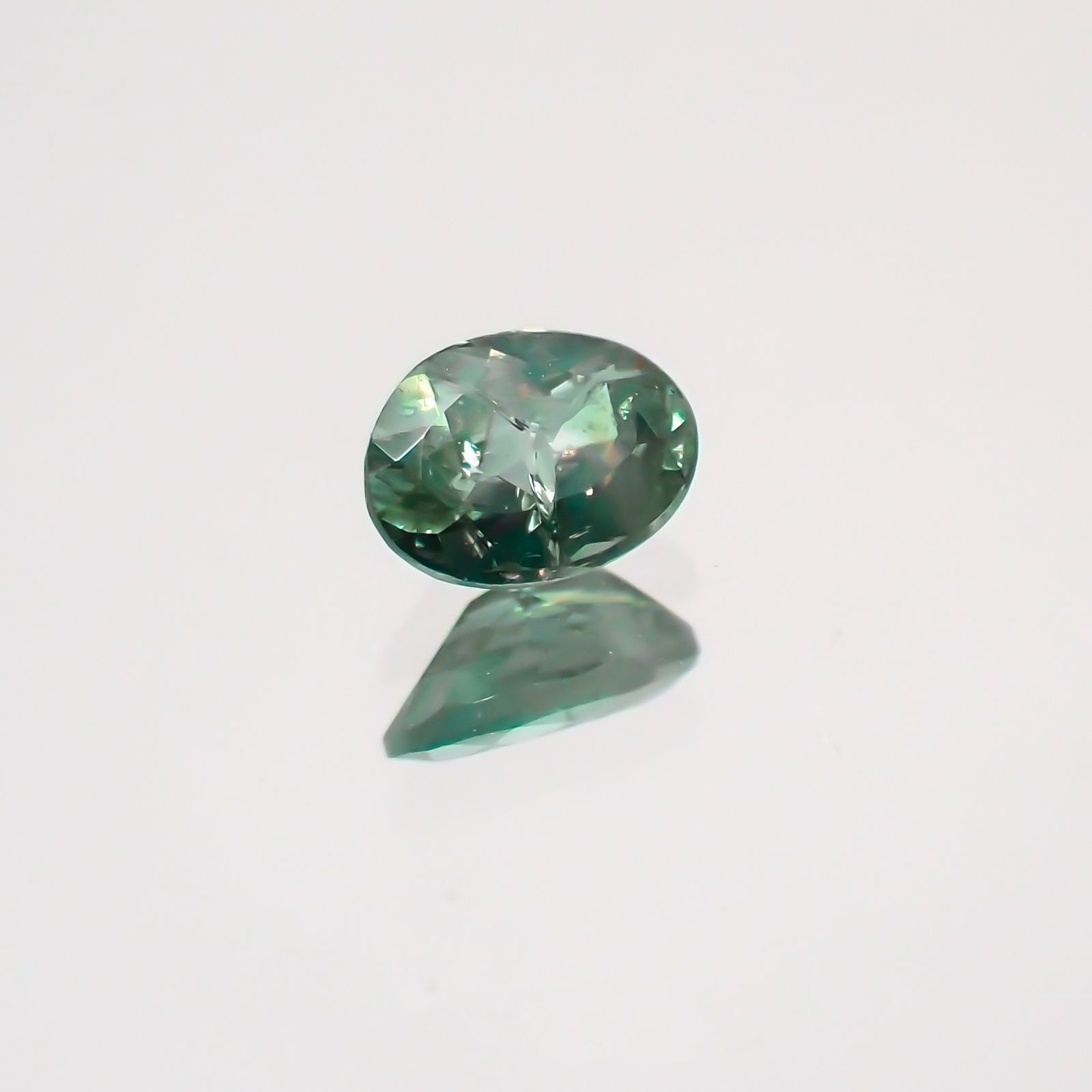 アレキサンドライト(宝石名アレキサンドライト)ブラジル・ミナスジェライス州ヘマチタ鉱山産 0.16ct 識別済[231023807]3.9x2.9mm前後
