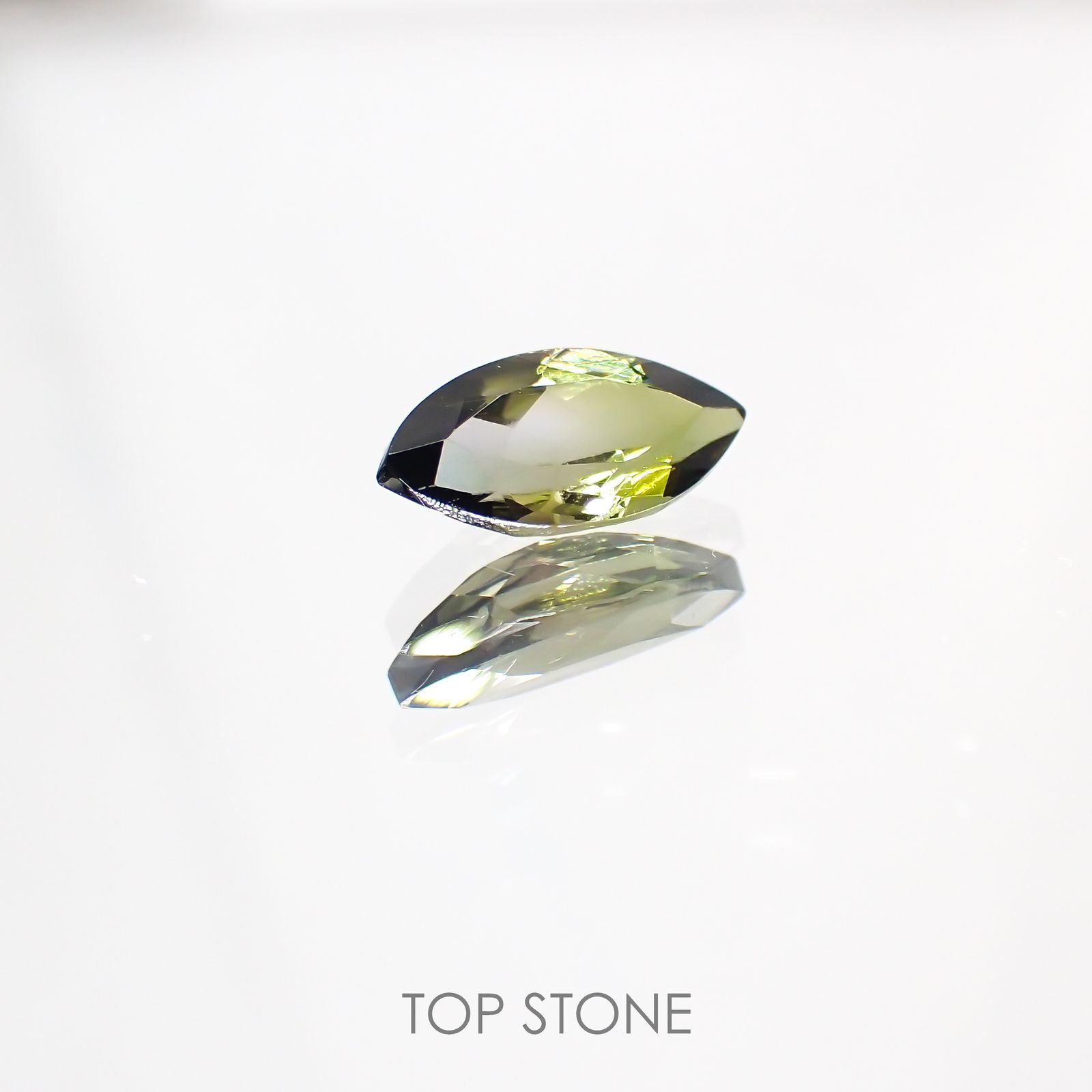 バイカラートルマリン(宝石名バイカラー・トルマリン) ブラジル/アフリカ産 0.81ct 識別済[211013569]9.1×4.4mm前後
