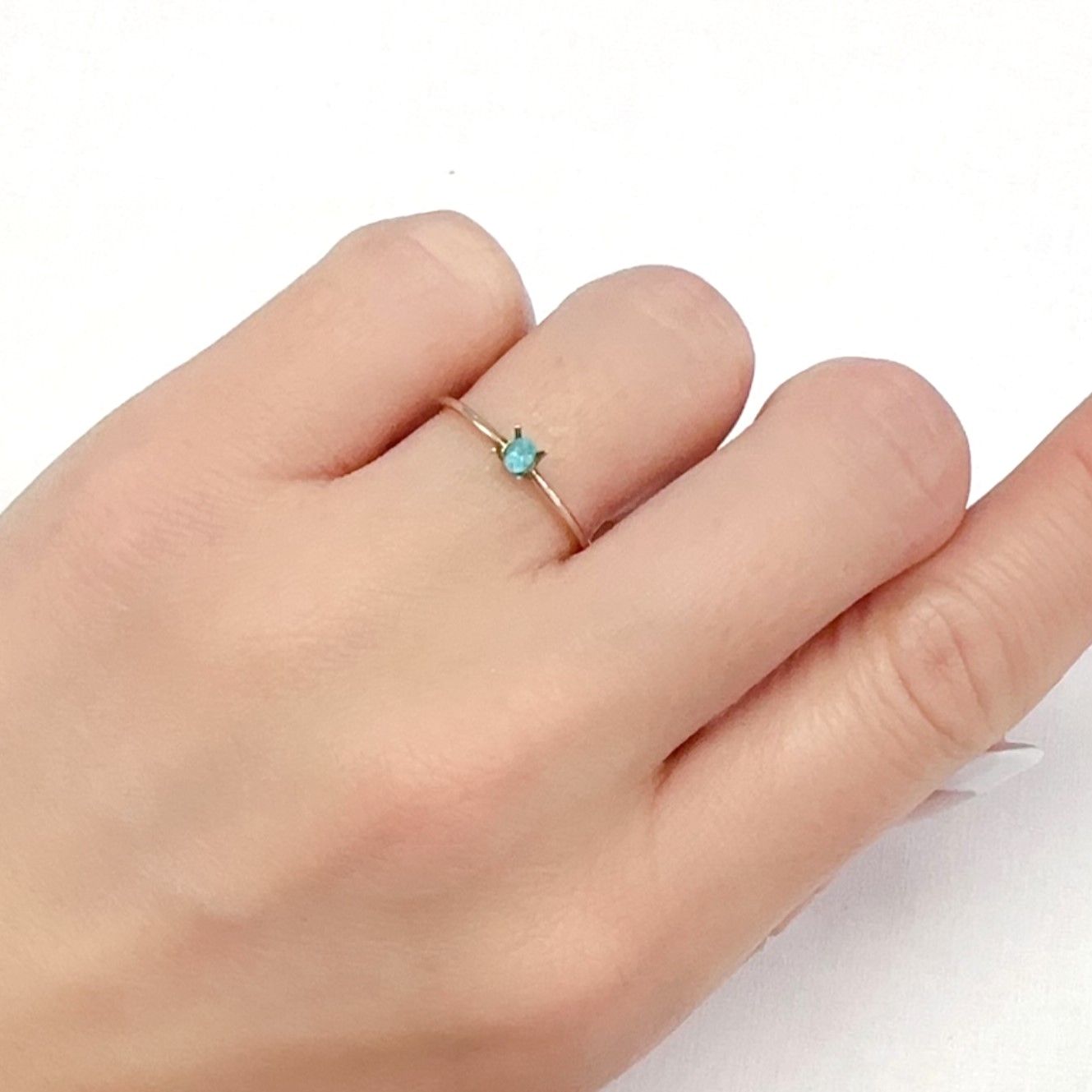 パライバトルマリン ブラジル・パライバ州バターリャ鉱山産 0.078ct[240125589]3x2.2mm前後