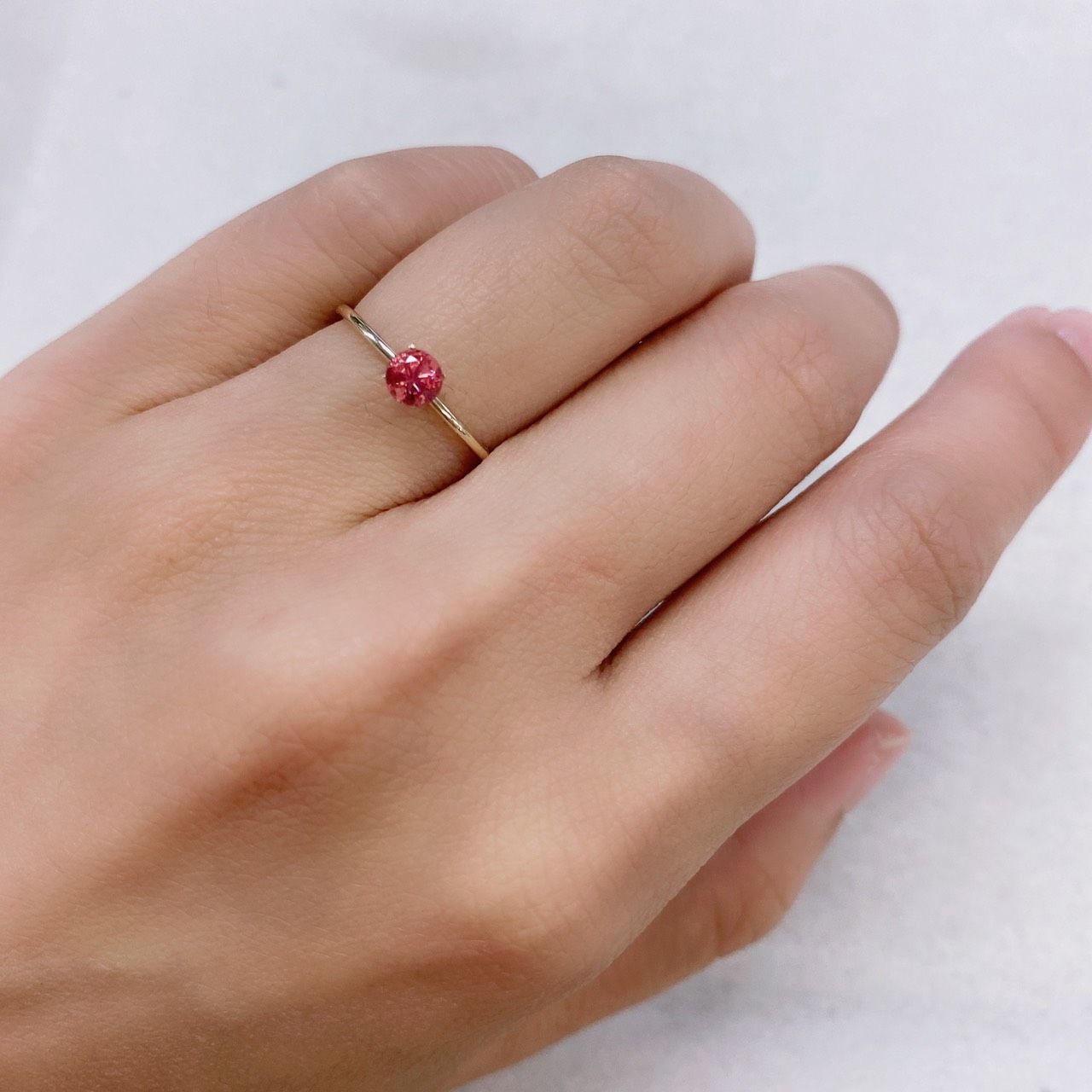 ホットピンクスピネル(宝石名ピンク・スピネル) タンザニア産 0.32ct 識別済[210812585]4×4mm前後