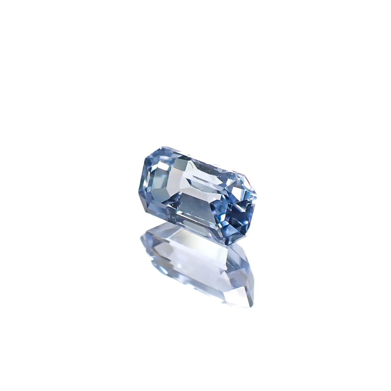アイスブルーサファイア スリランカ産 0.66ct [241229586]6.2x3.2mm前後