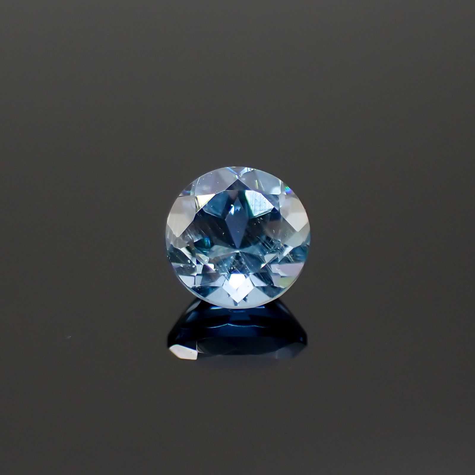 アクアマリン(宝石名アクアマリン)モザンビーク産 0.48ct 識別済[220817388]5x4.9mm前後
