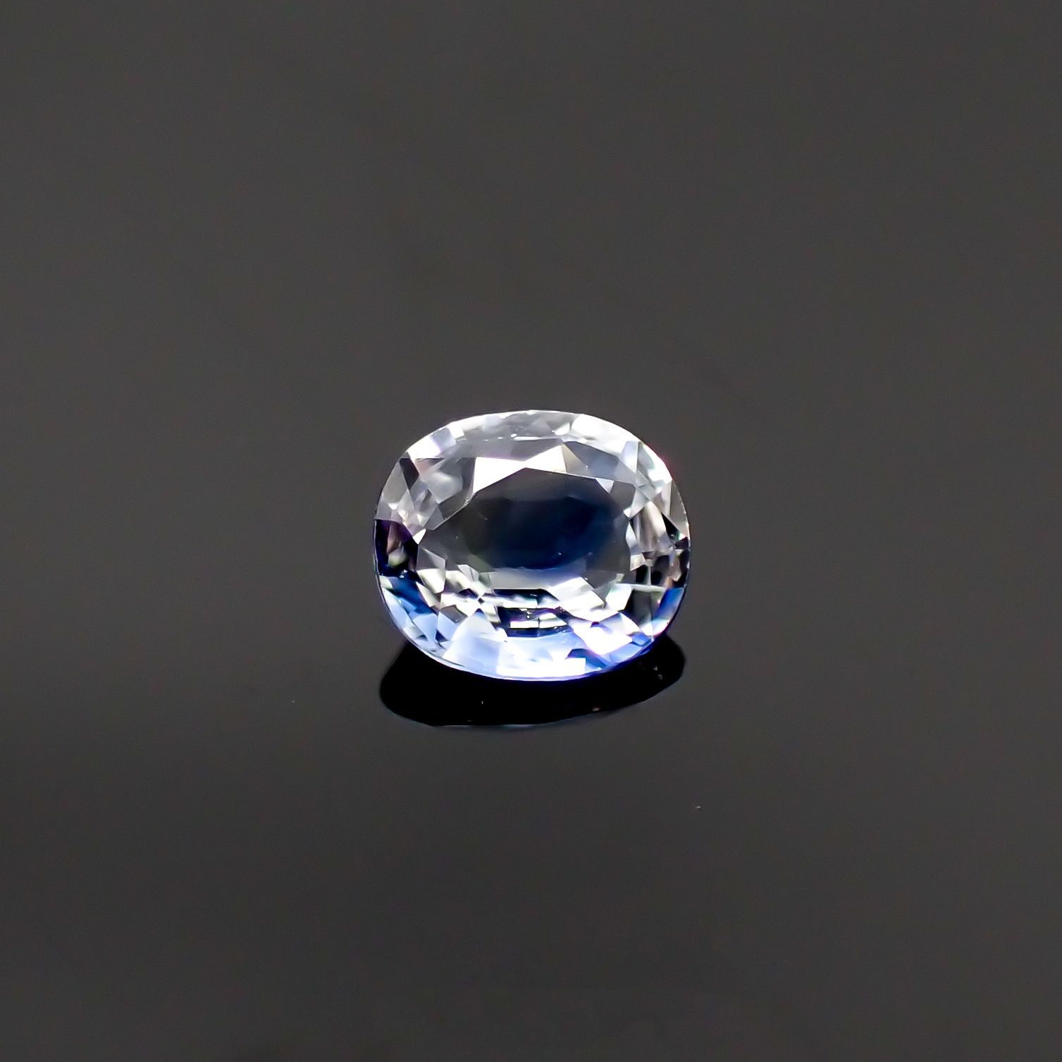 アイスブルーサファイア スリランカ・マダガスカル産 ルース 0.32ct[210711178]4.5×3.9mm前後
