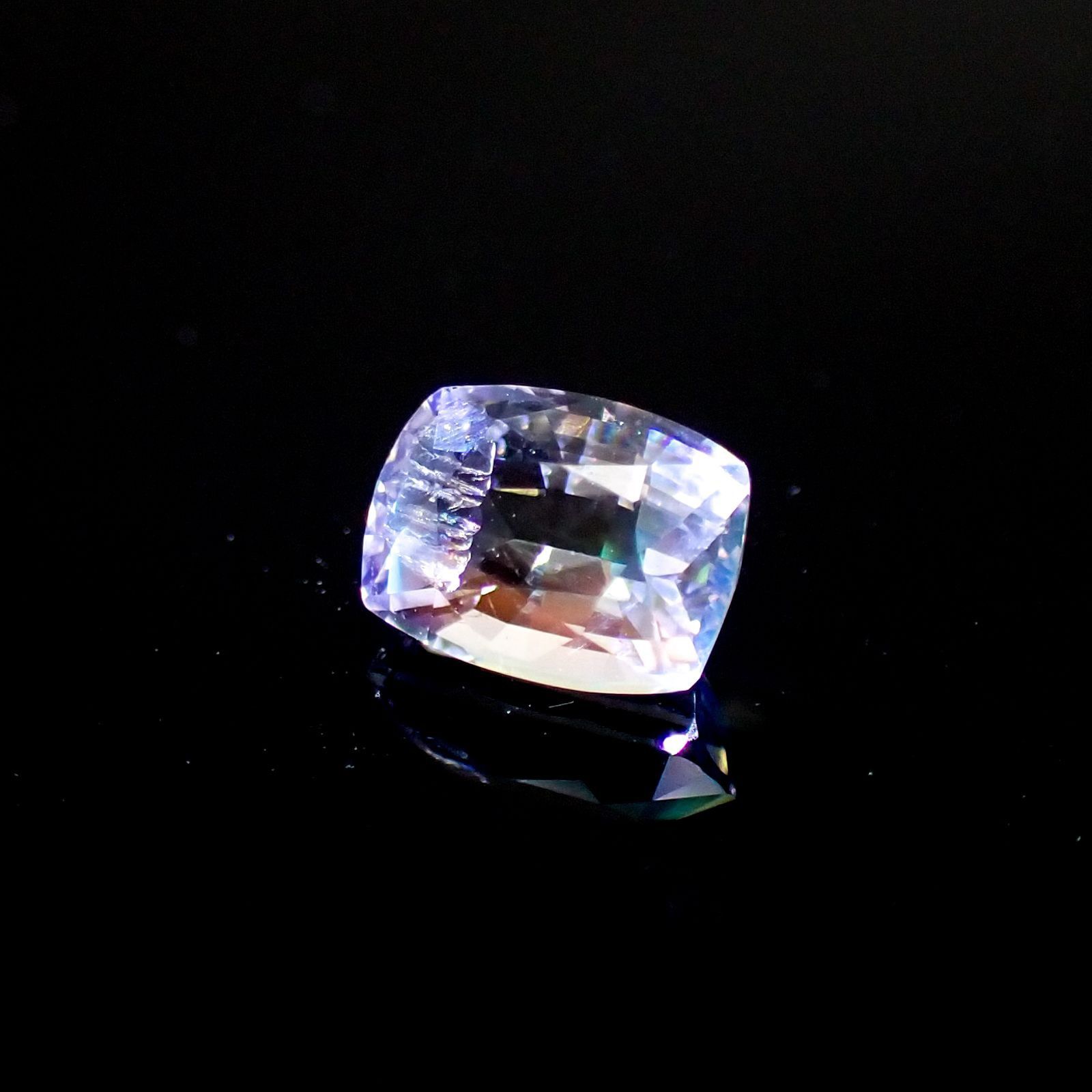 レインボームーンストーン(宝石名ラブラドライト) マダガスカル産 ソ付(彩珠) 1.031ct / 7.1x5.2mm前後 [251210407]