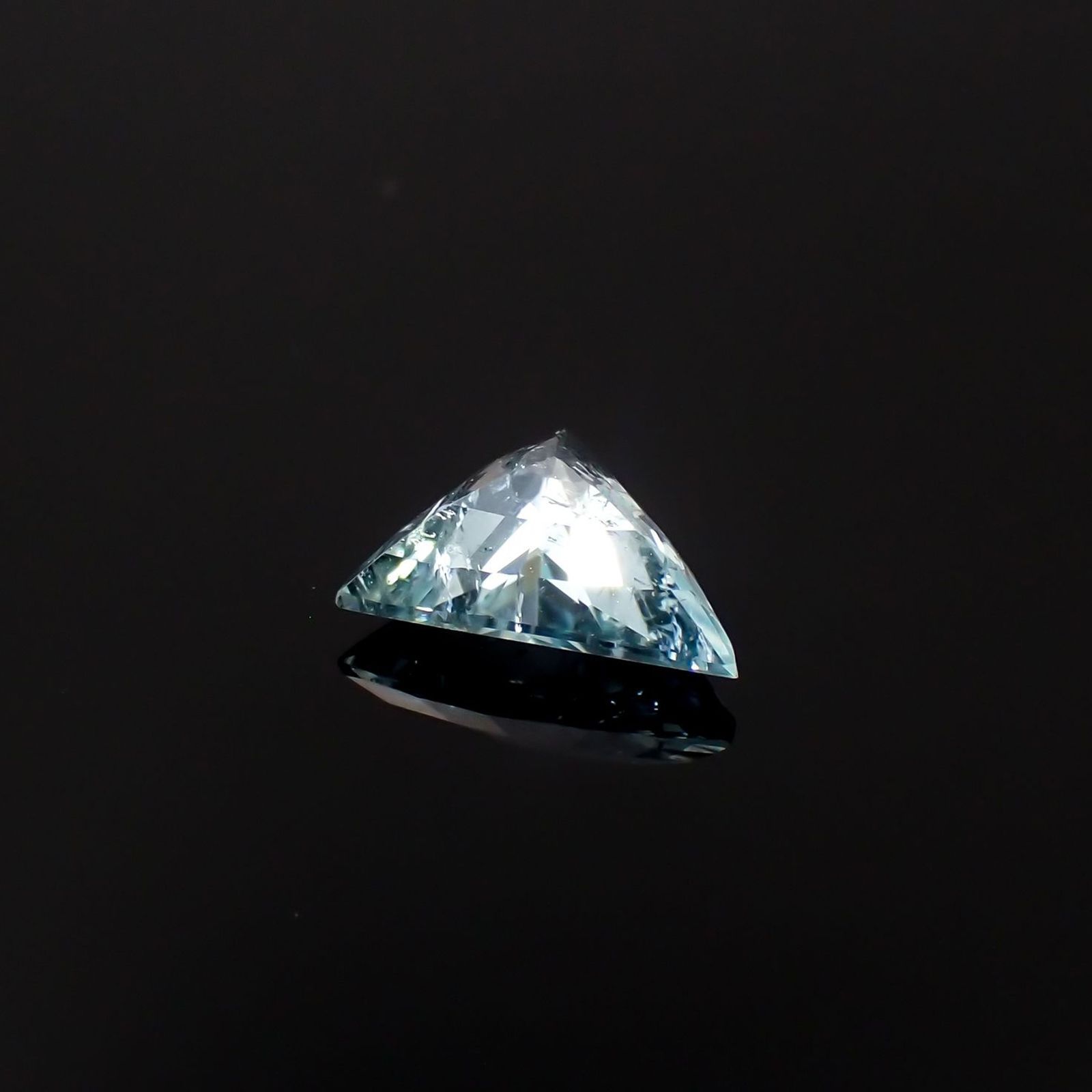 パライバトルマリン(宝石名トルマリン/別名パライバ・トルマリン)モザンビーク産 識別済 0.79ct / 7.4x6.7mm前後 [230522240]