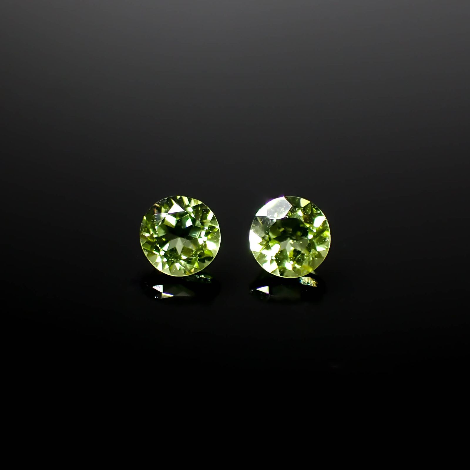 ◇ペアセット◇ペリドット 中国産 1.14ct(2pcs合計) [250730794]5x5mm前後